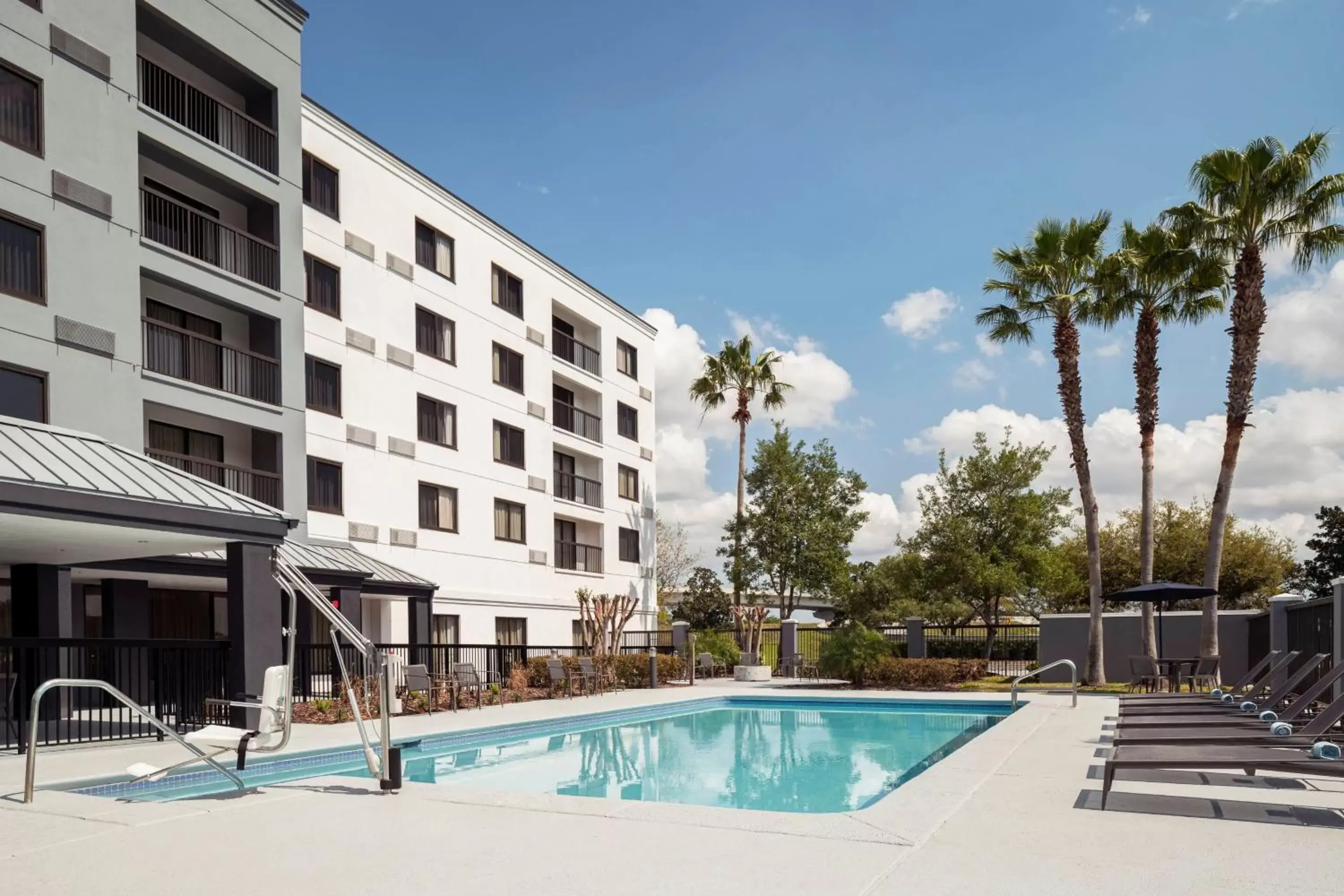 Swimming Pool in Courtyard Jacksonville Butler Boulevard