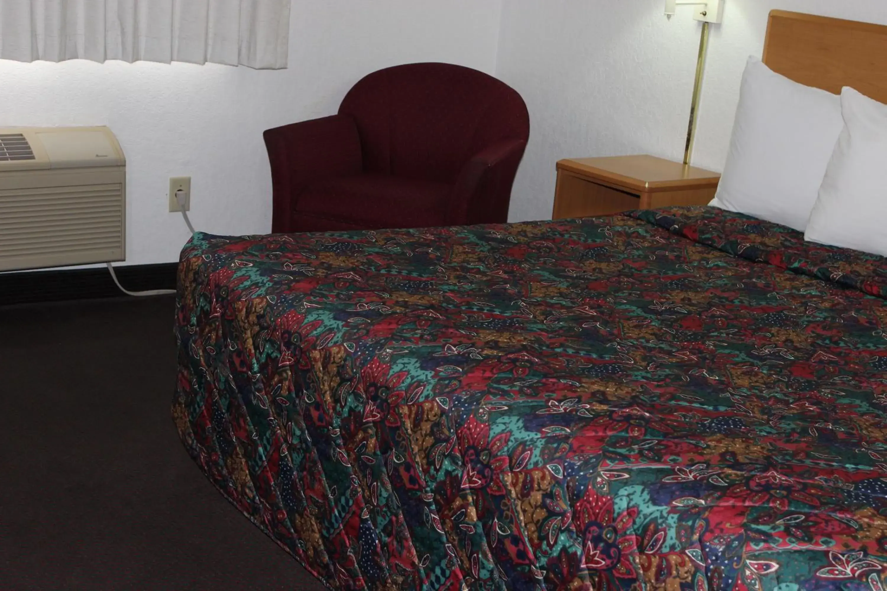 Bed in Americas Best Value Inn Grand Forks