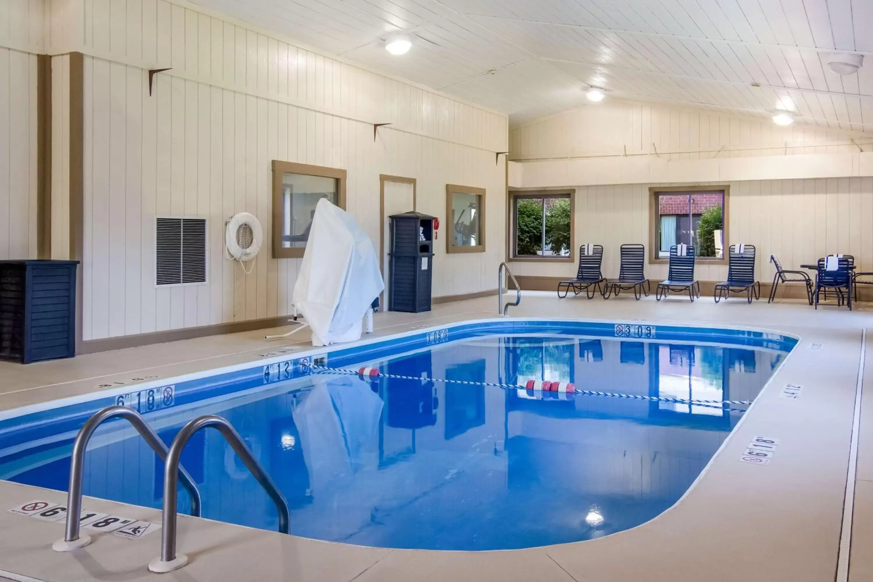 Pool view, Swimming Pool in Best Western Dutch Valley Inn