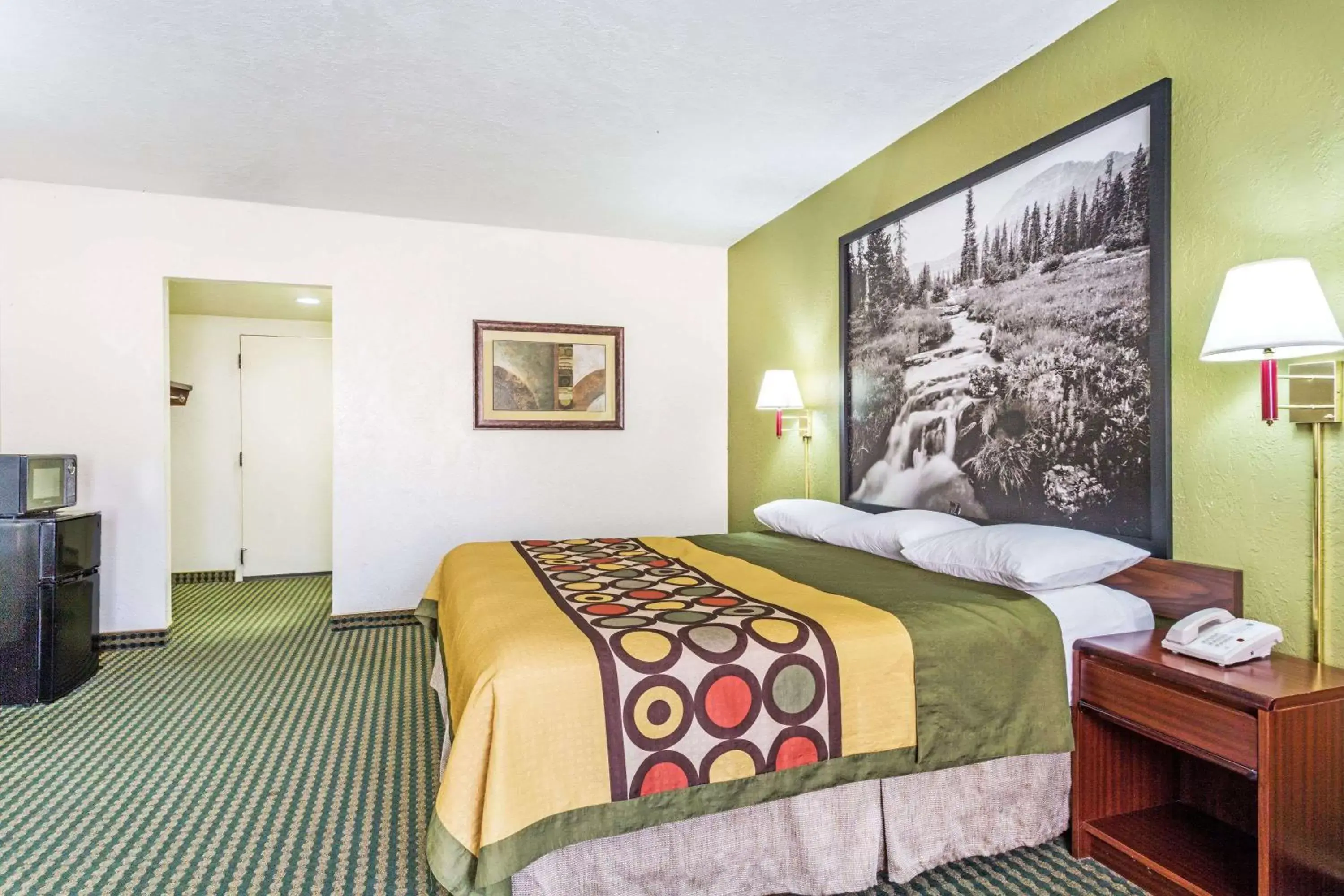 Photo of the whole room, Bed in Super 8 by Wyndham Wendover