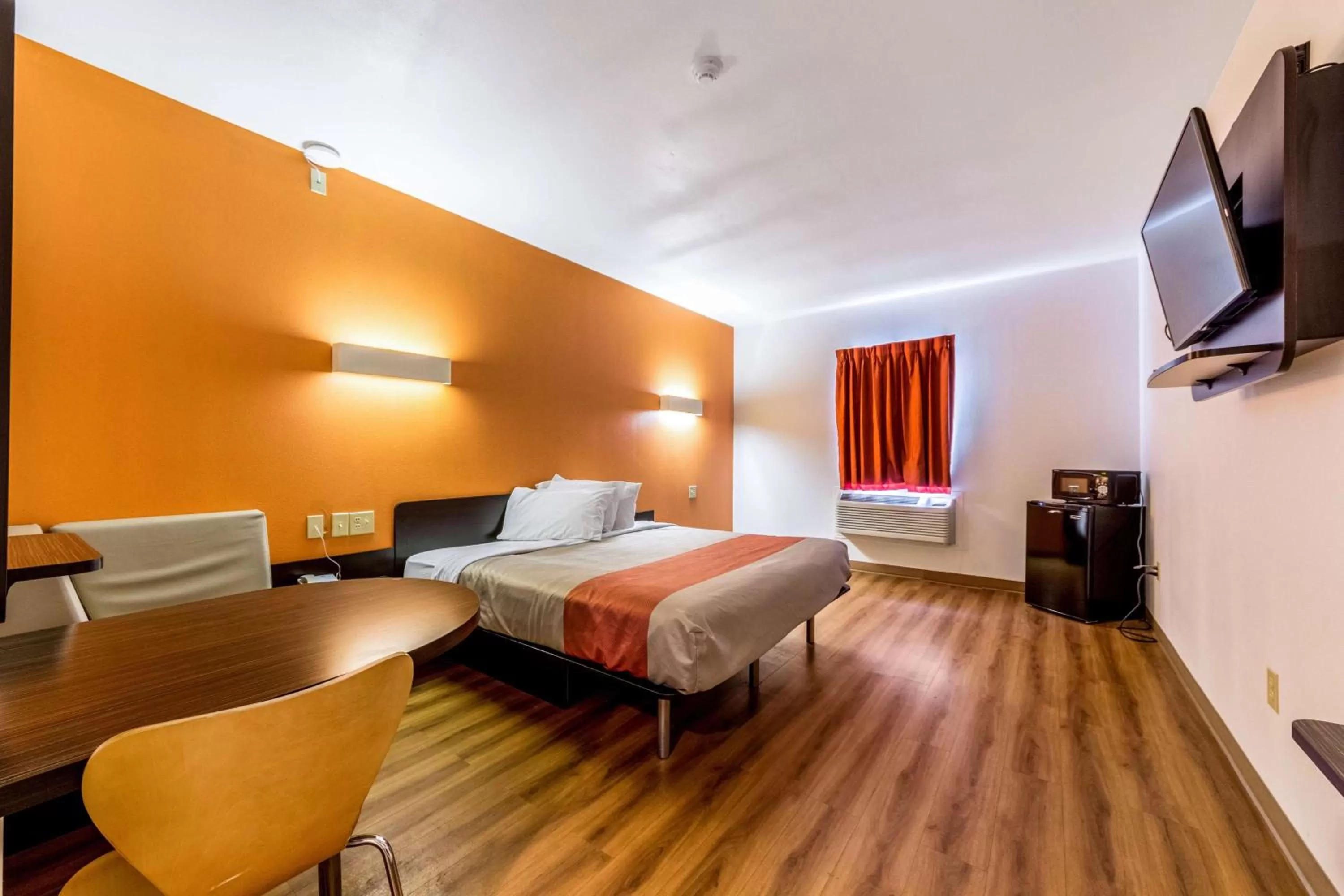 TV and multimedia, Bed in Motel 6-Jourdanton, TX