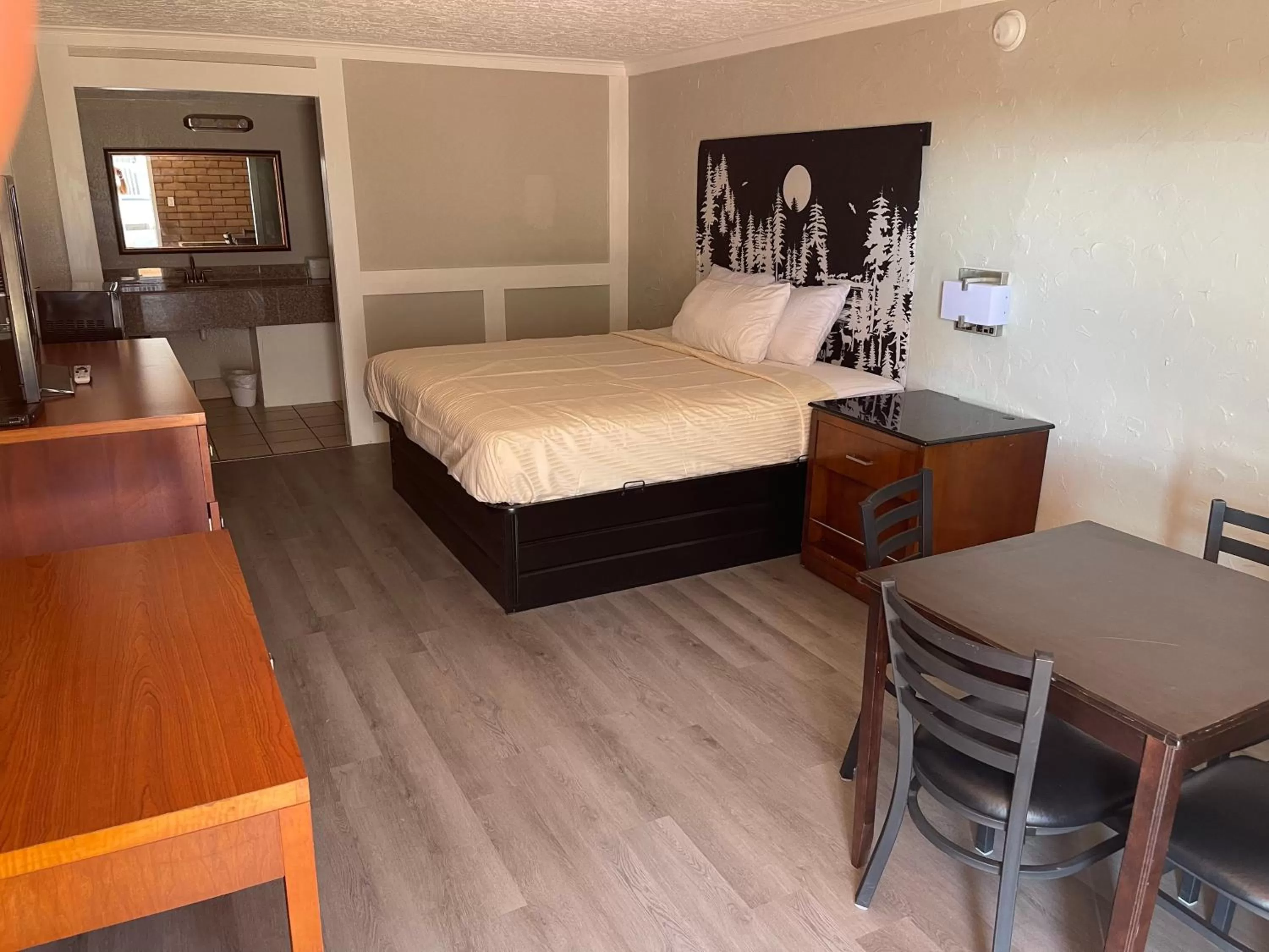 Photo of the whole room, Bed in Stratford House Inn