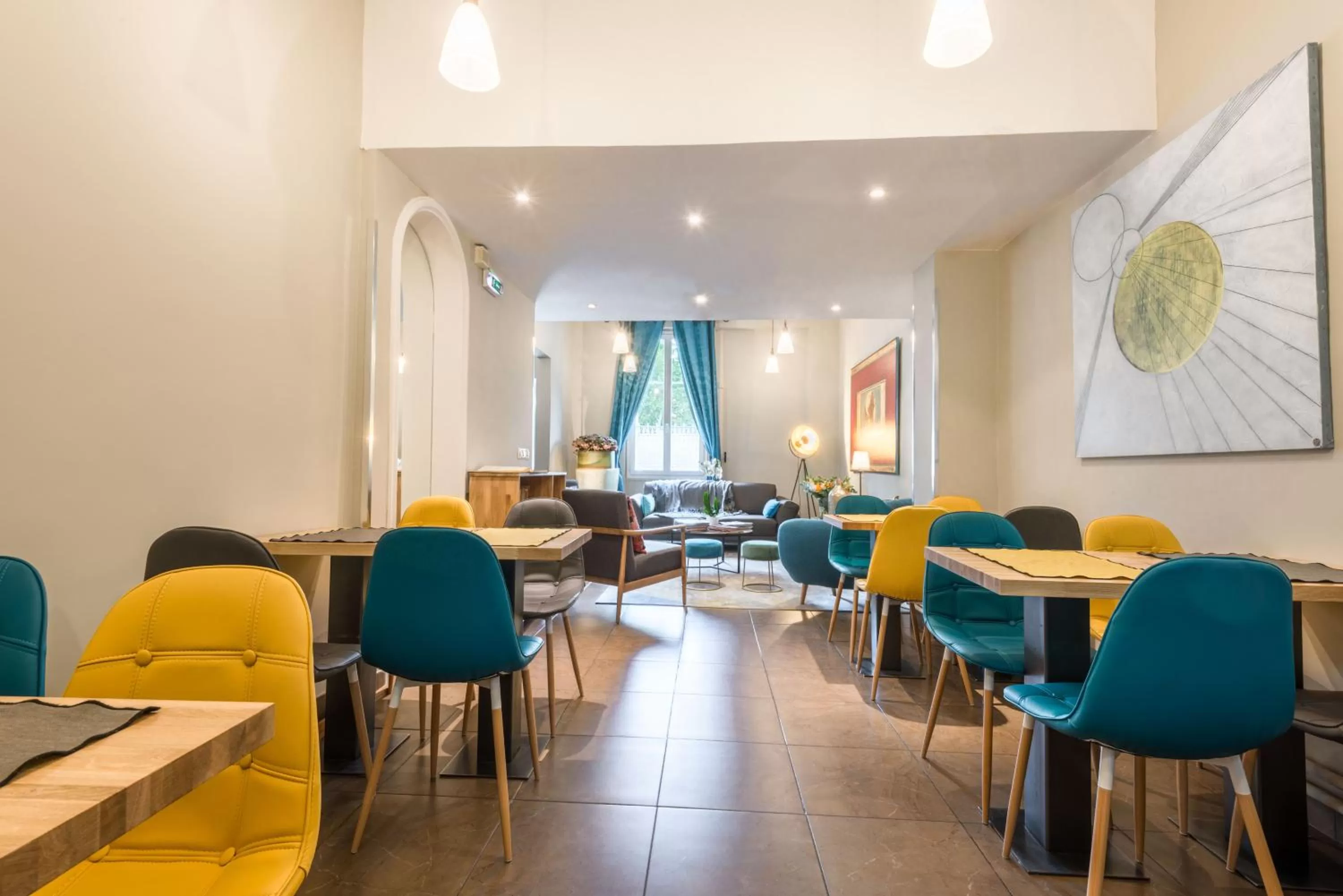 Restaurant/places to eat in Hotel Beauvoir
