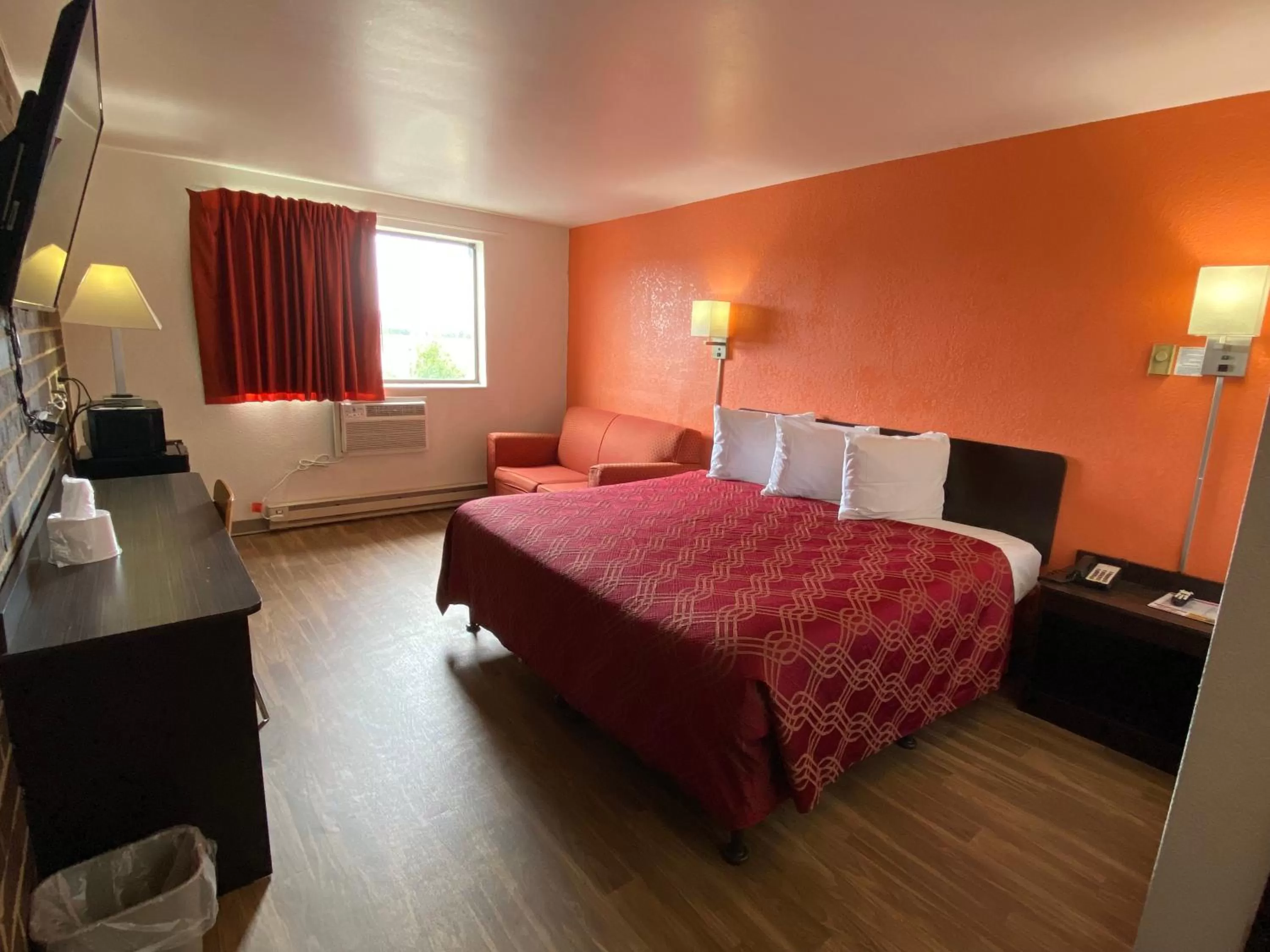 Photo of the whole room, Bed in Reliance Inn