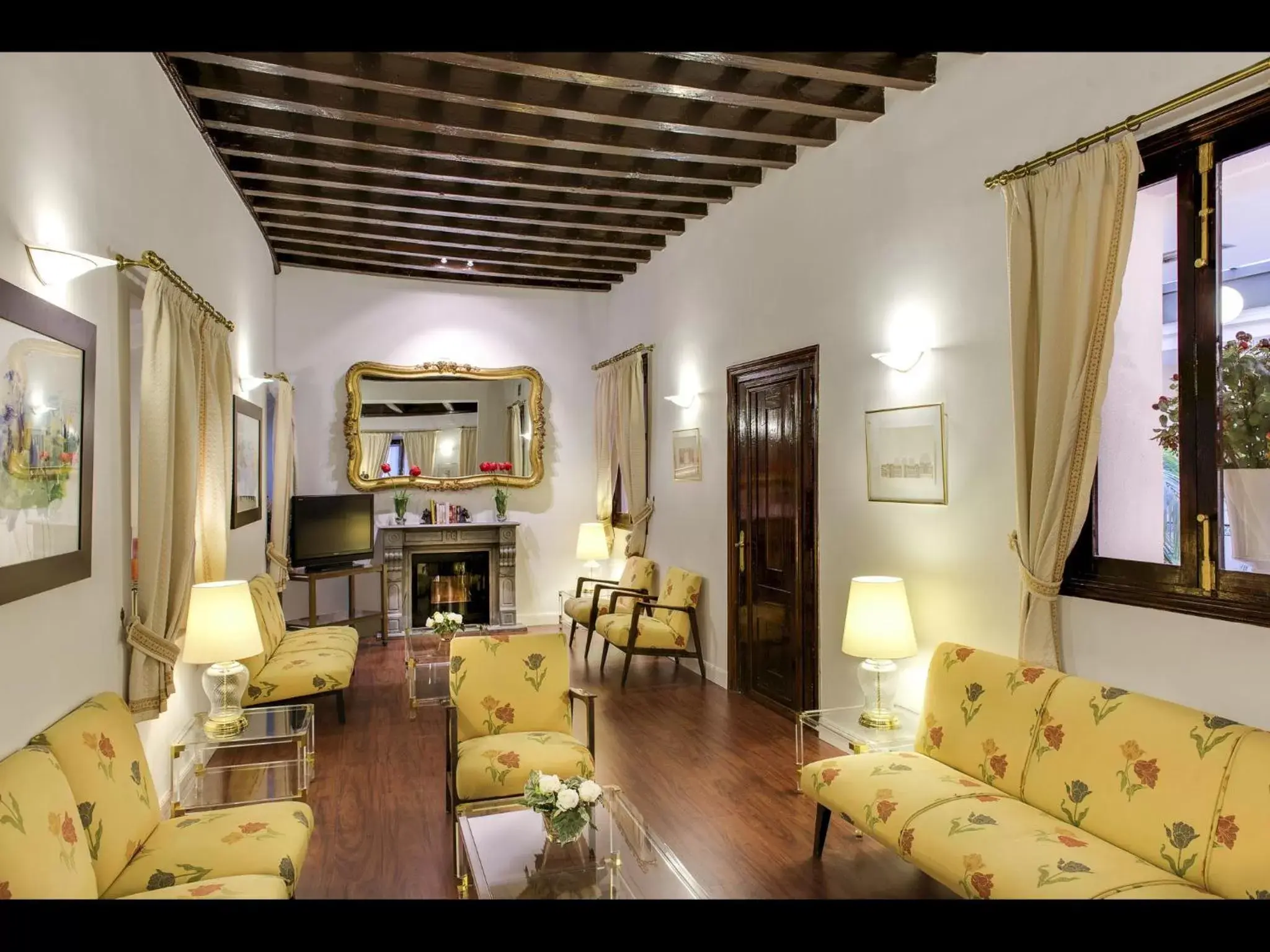 Communal lounge/ TV room, Seating Area in Anacapri