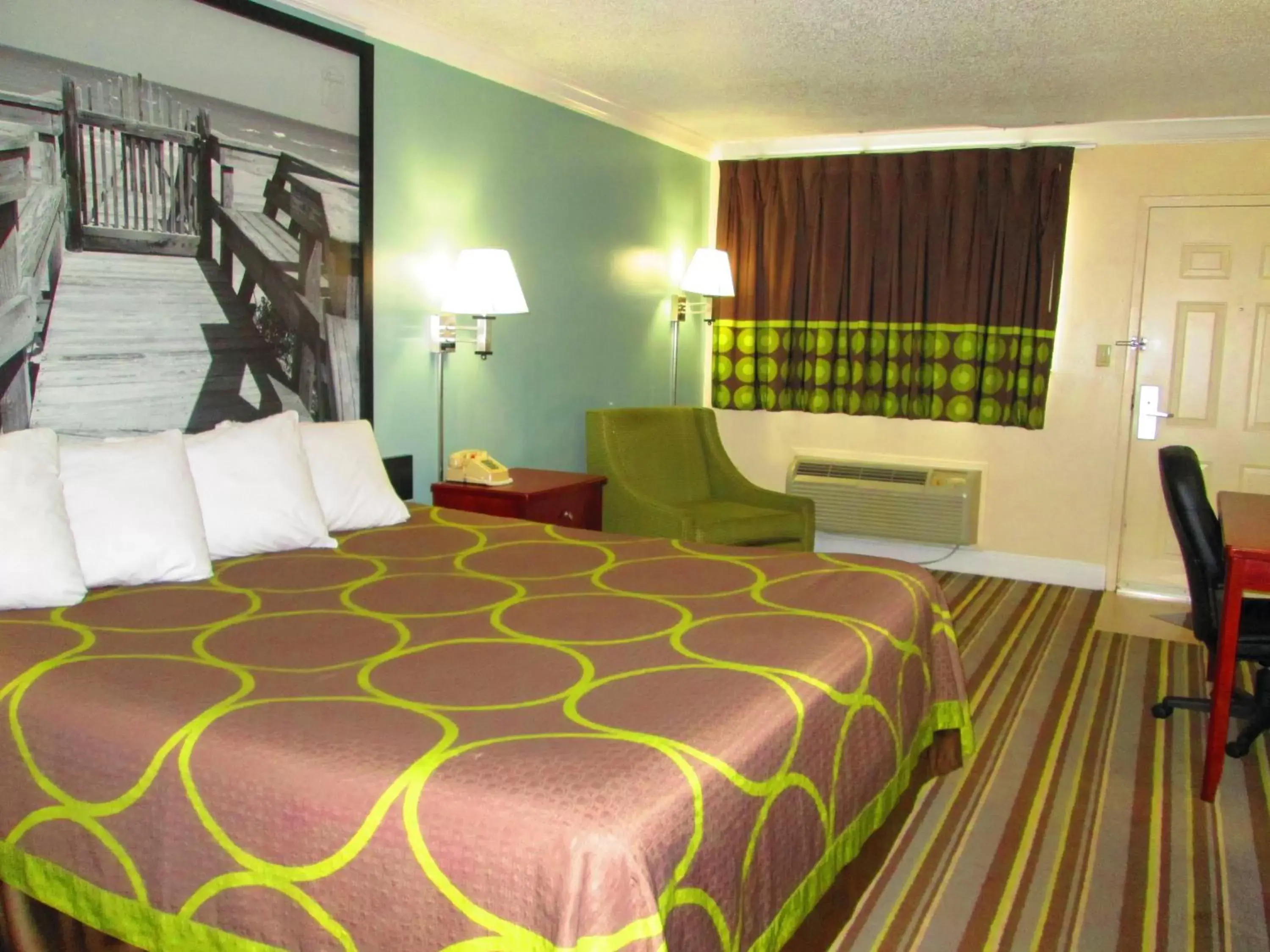 Bed in Super 8 by Wyndham Ft Walton Beach