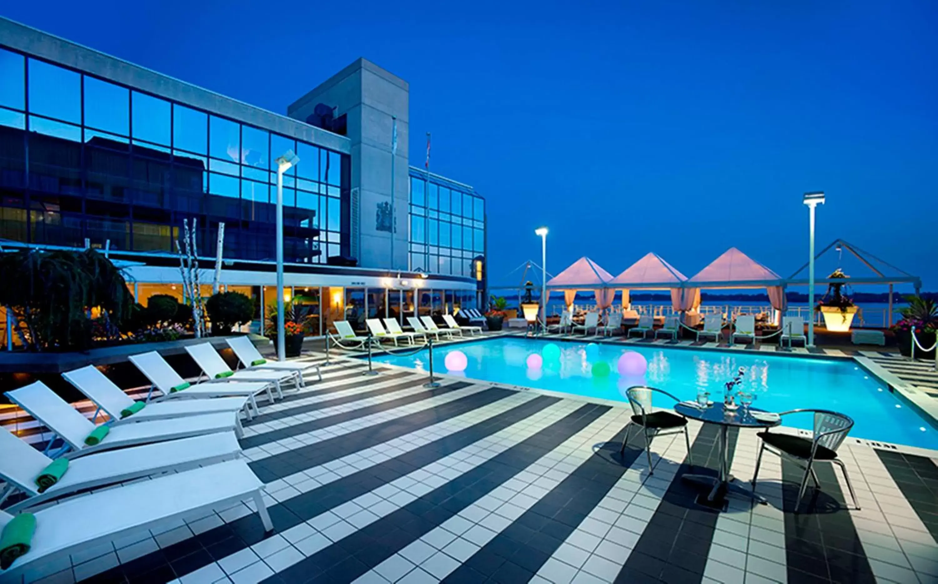 Swimming Pool in Radisson Blu Downtown Toronto