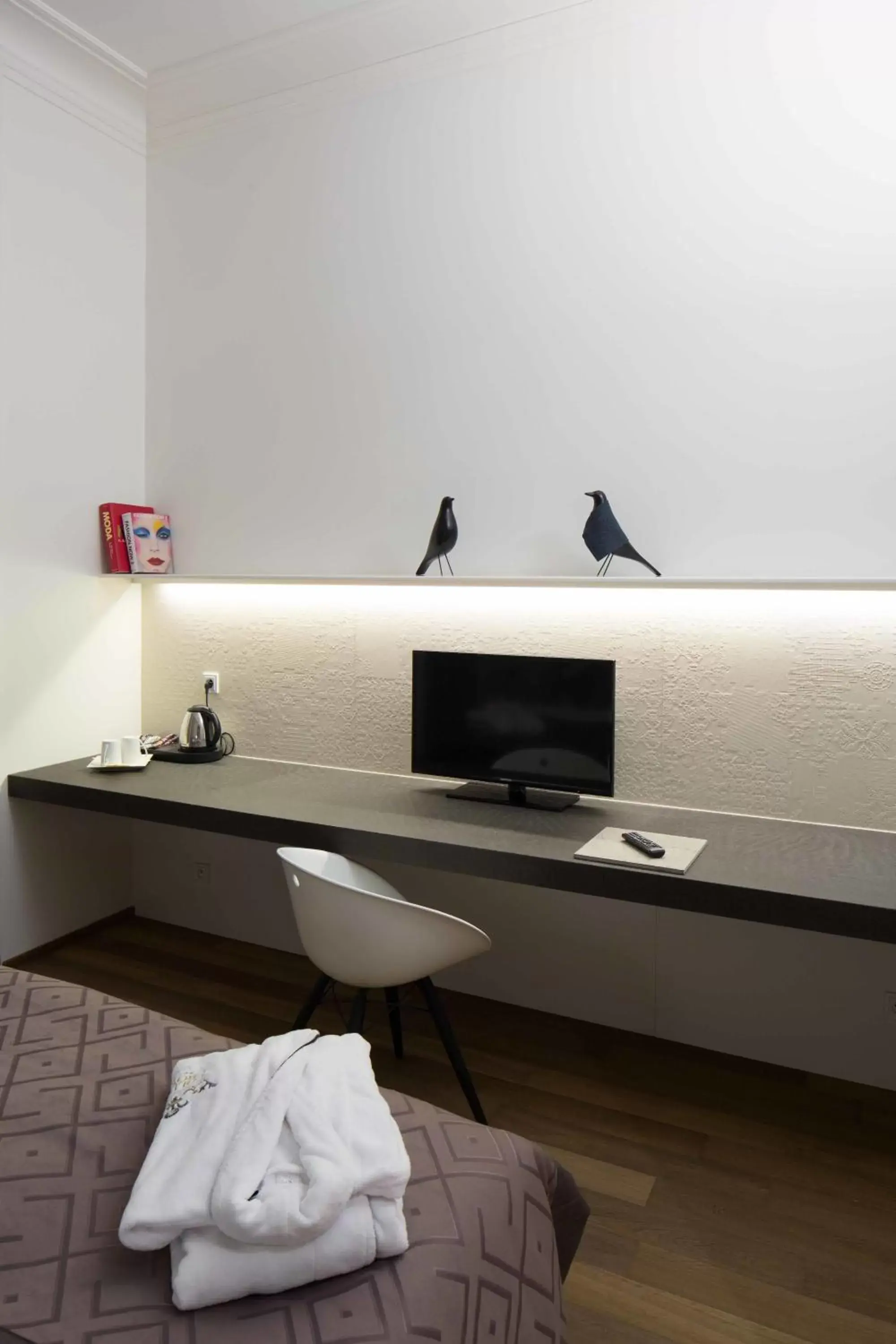 Bed, TV/Entertainment Center in Hotel Golden Crown