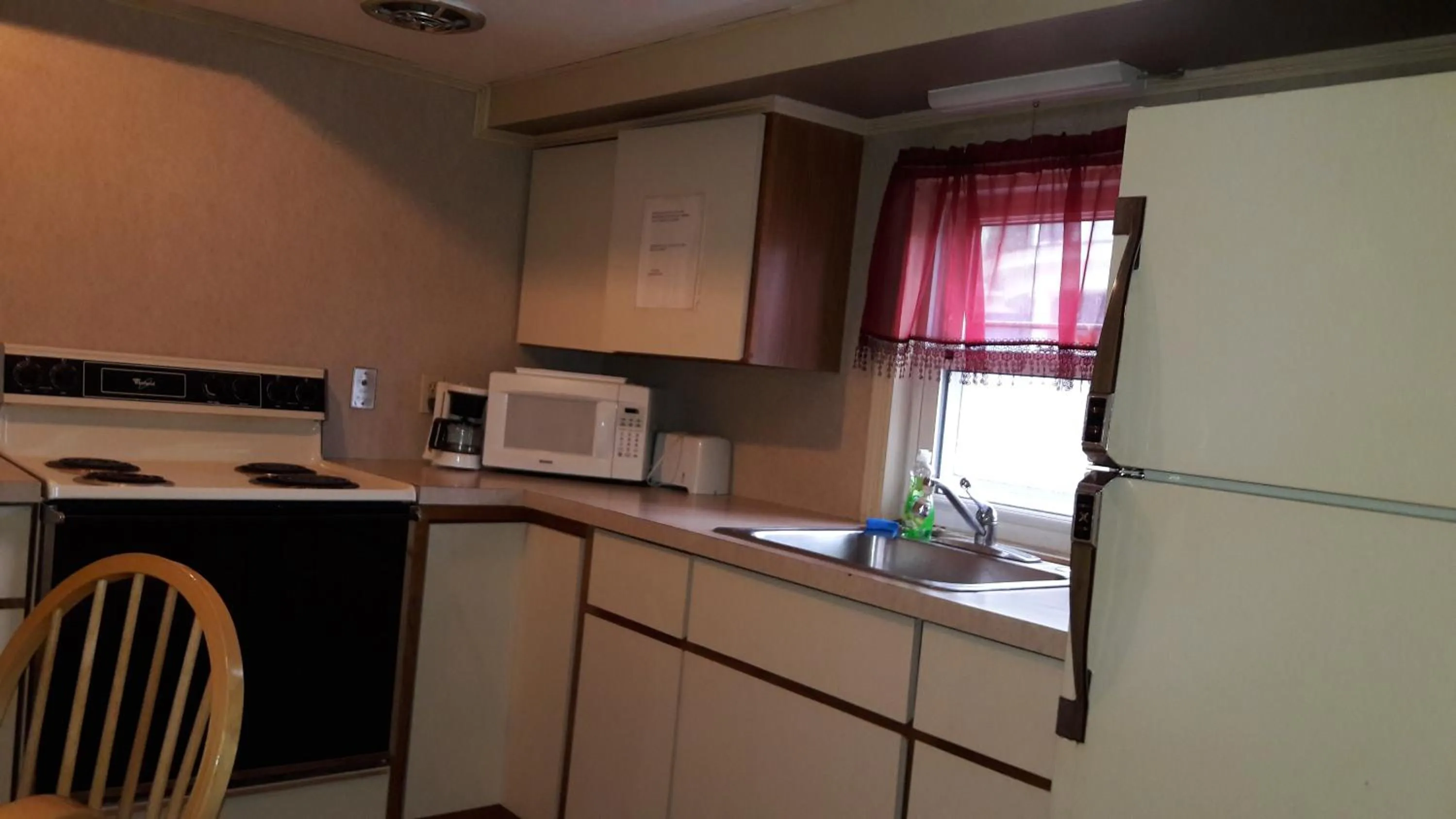 Kitchen or kitchenette in Pinebrook Motel