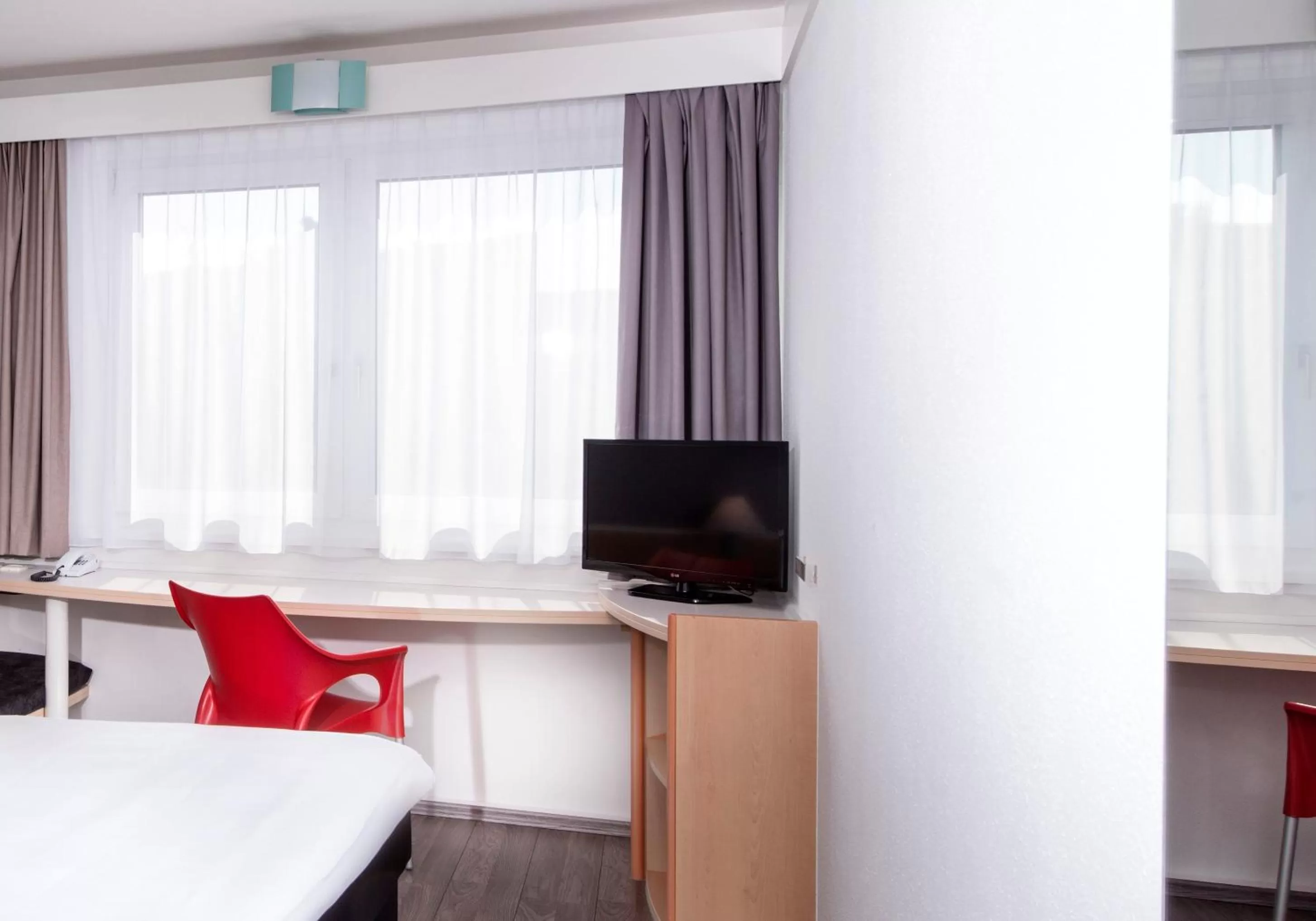 Photo of the whole room in ibis Berlin City Nord