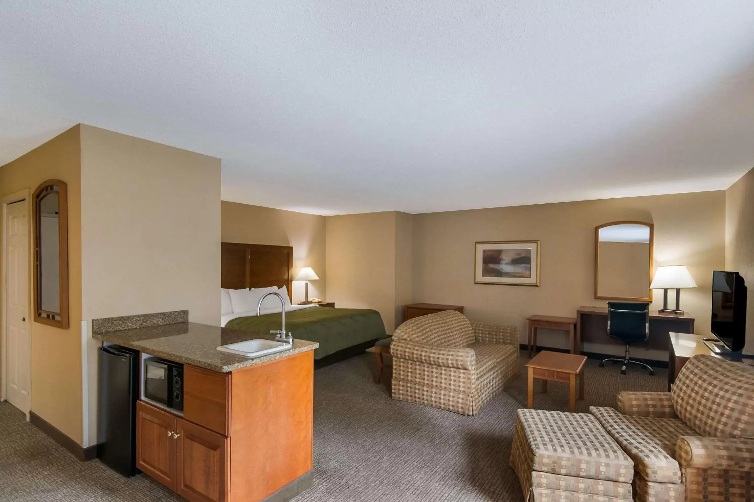 Bedroom, TV/Entertainment Center in Quality Inn Mystic