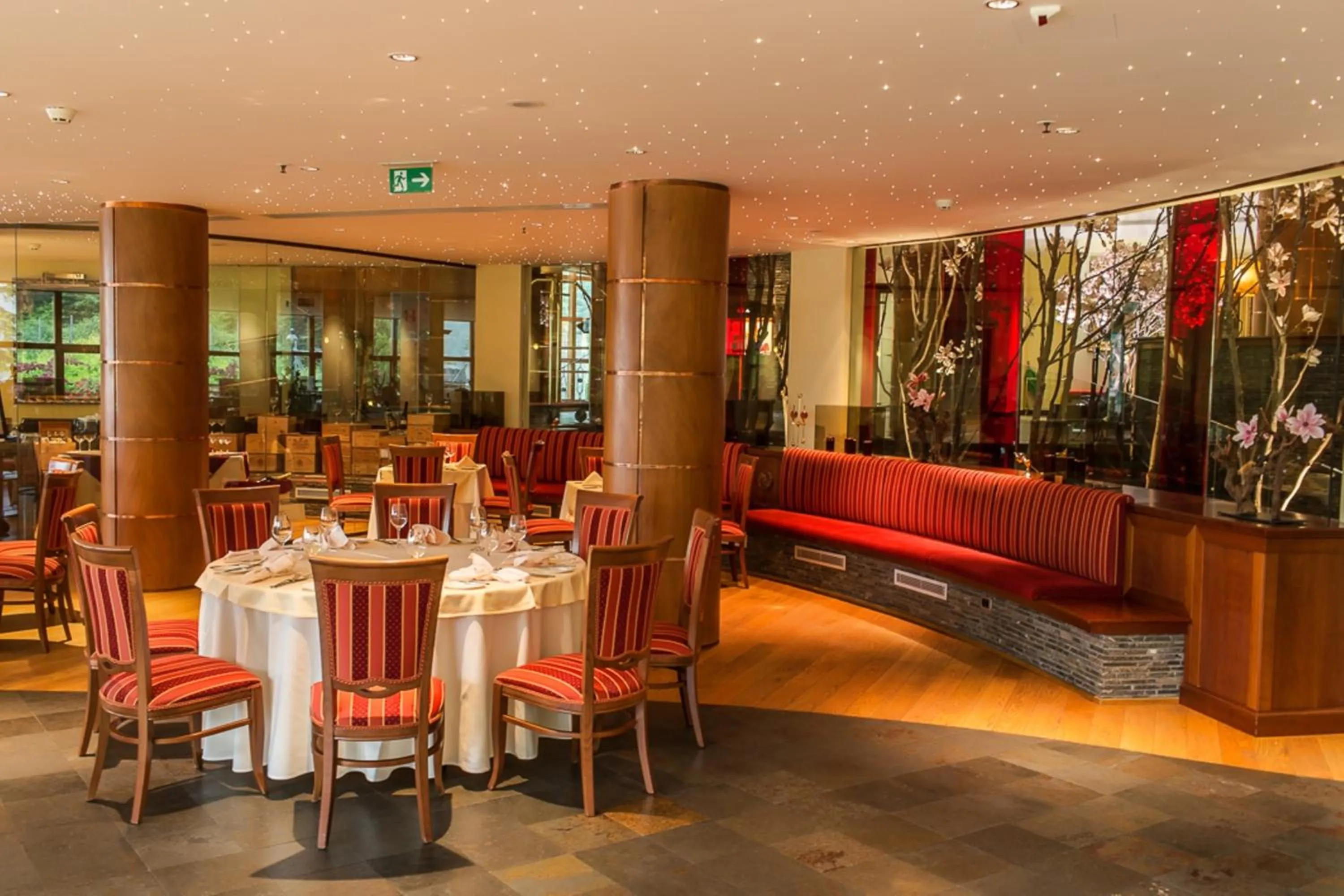 Restaurant/places to eat in Lux Garden Hotel