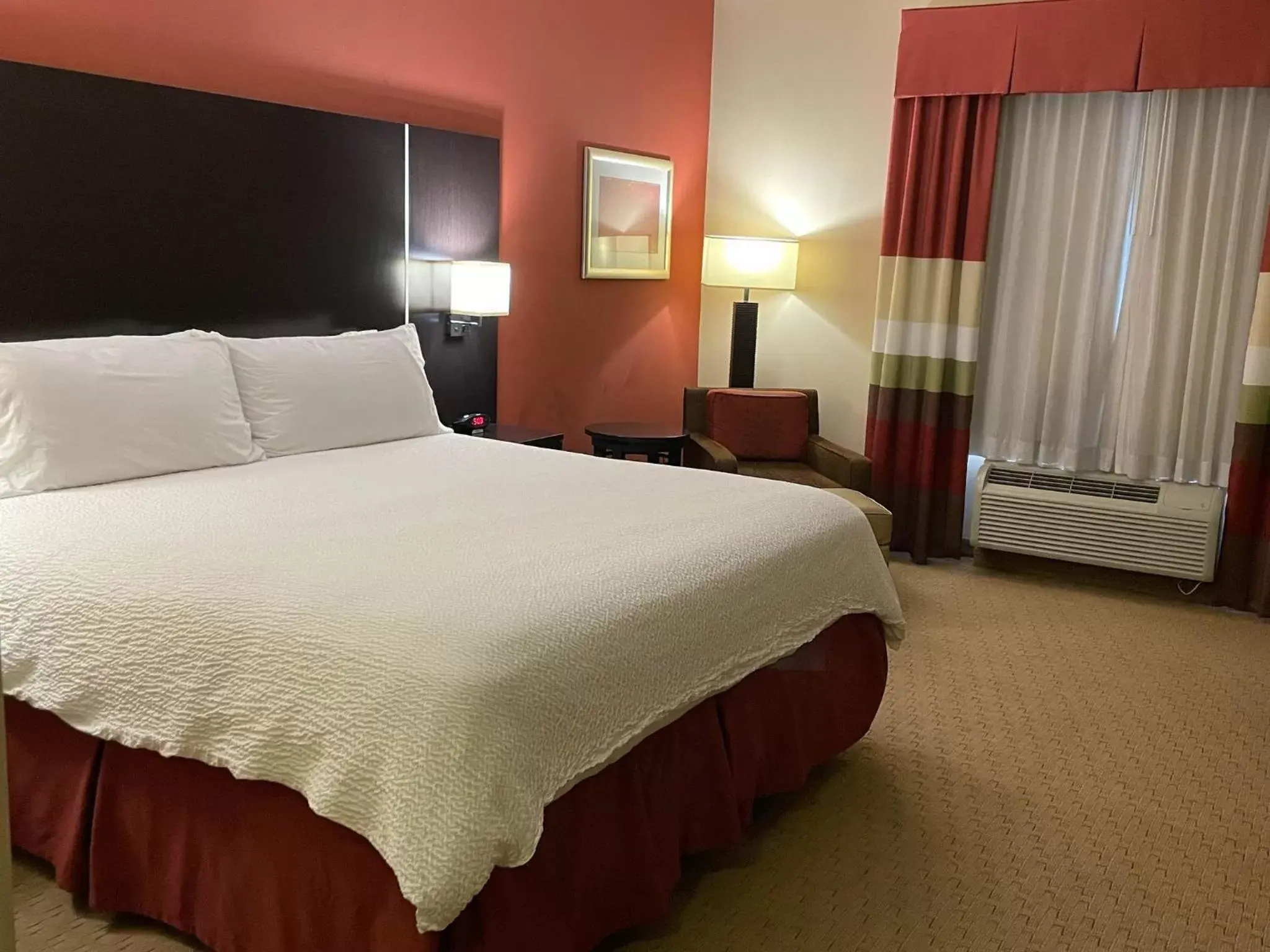 Photo of the whole room, Bed in Holiday Inn Birmingham - Hoover, an IHG Hotel