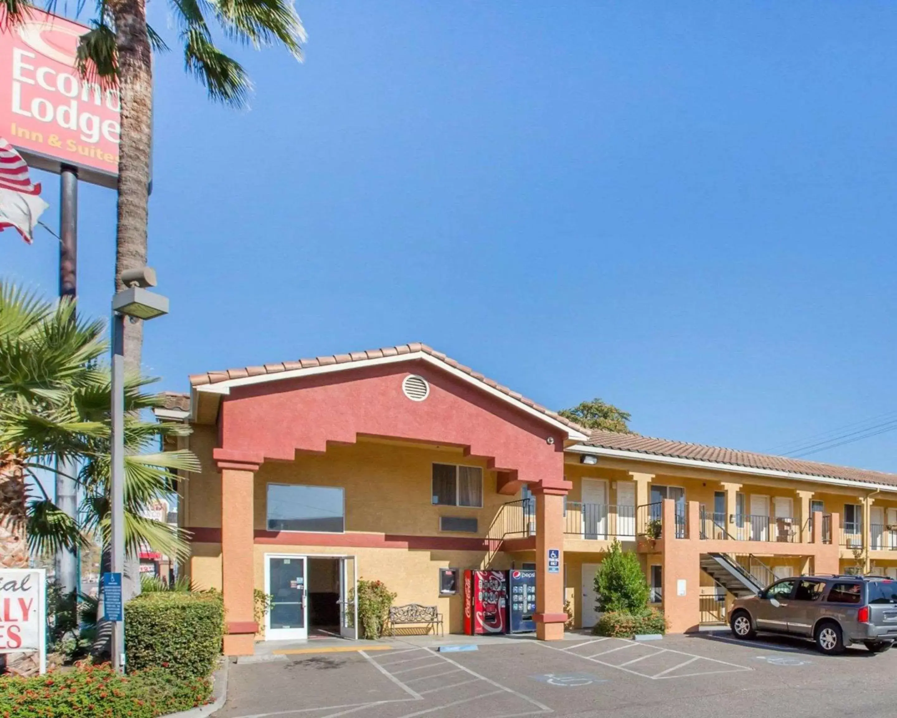 Property Building in Econo Lodge Inn & Suites Wine Country