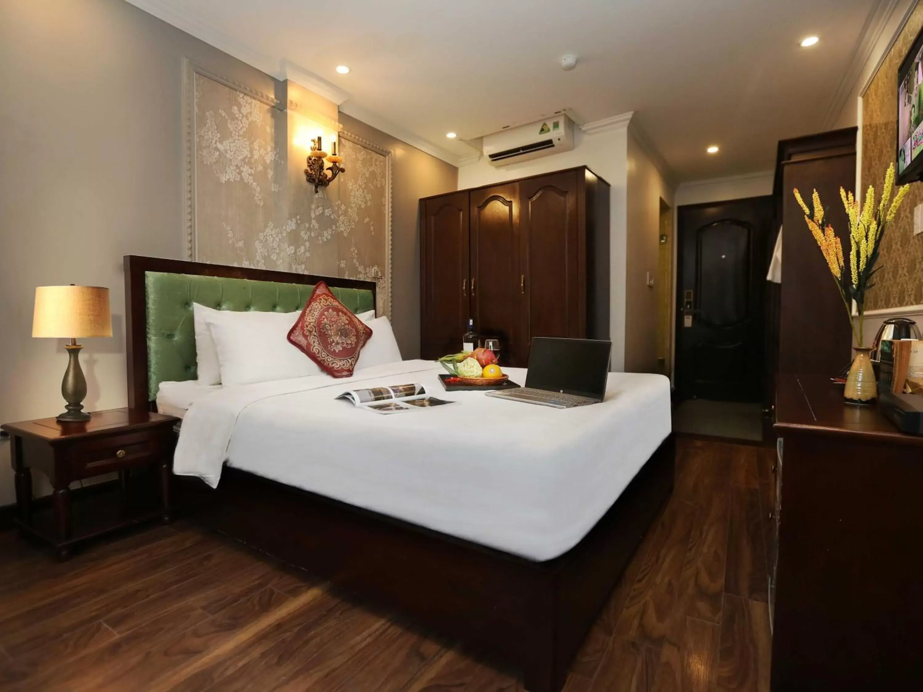Bedroom, Bed in Golden Sail Hotel & Spa