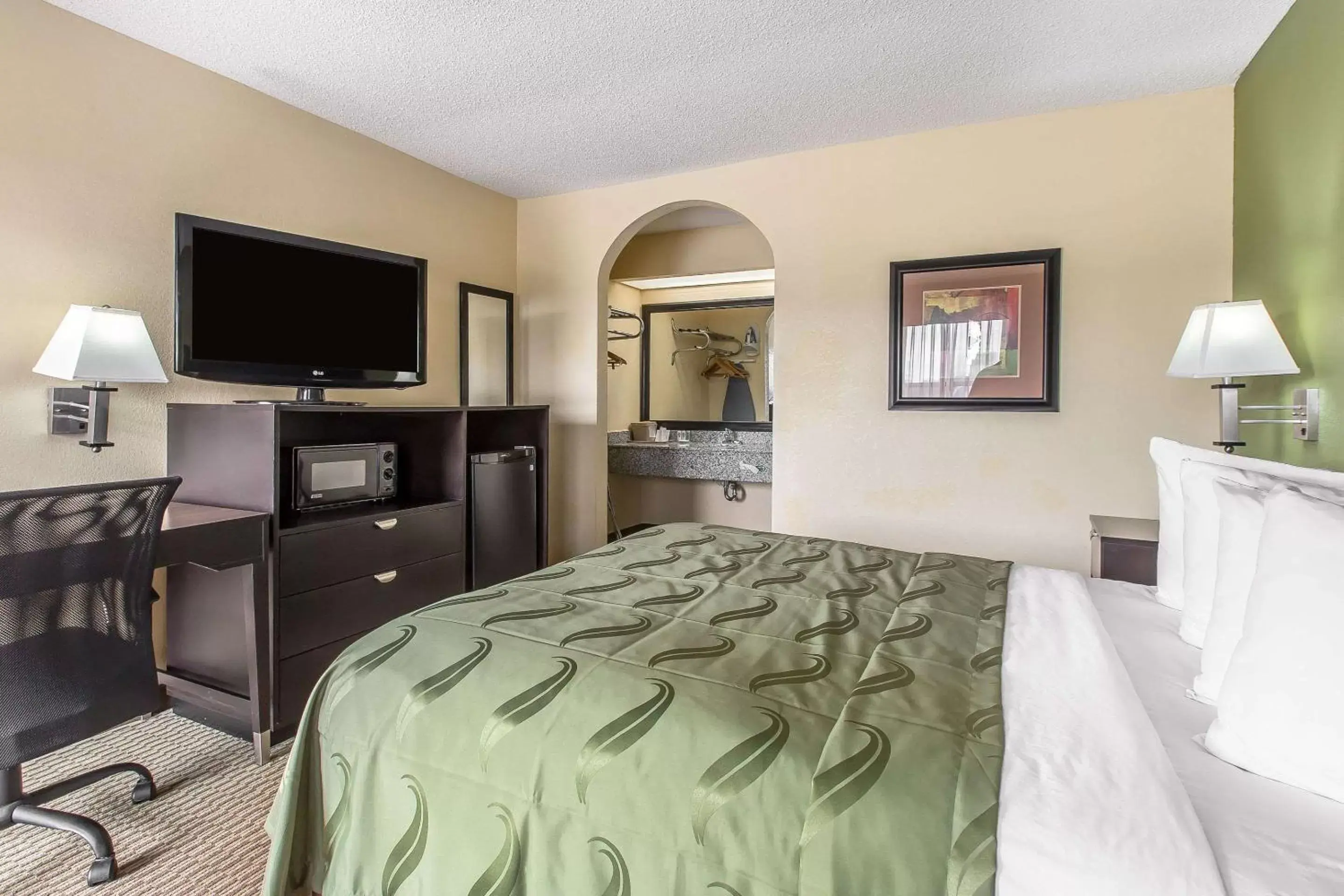 Photo of the whole room, Bed in Quality Inn Adairsville-Calhoun South