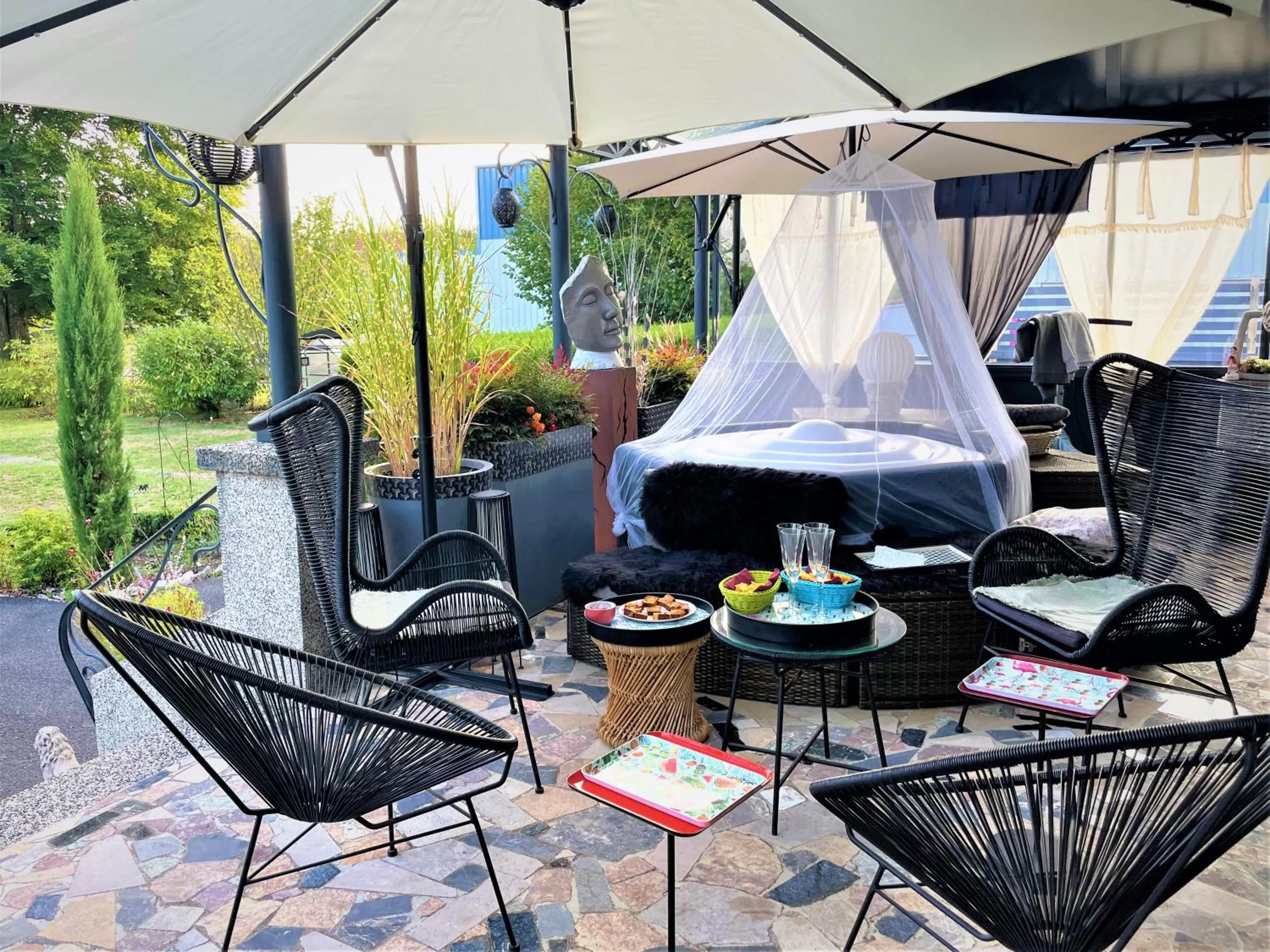 Patio, Seating Area in Au temps suspendu