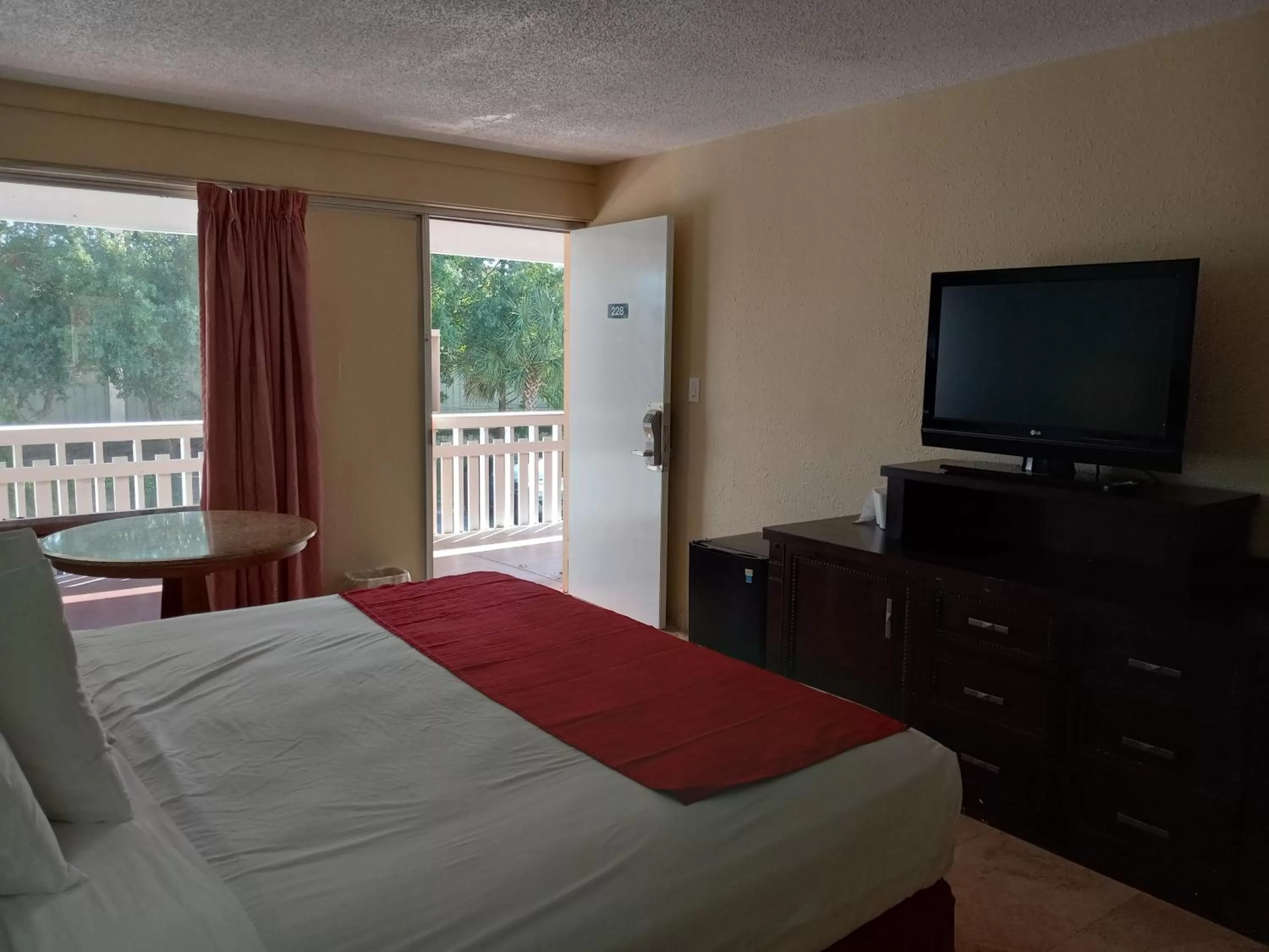 minibar, Bed in Holiday Hotel