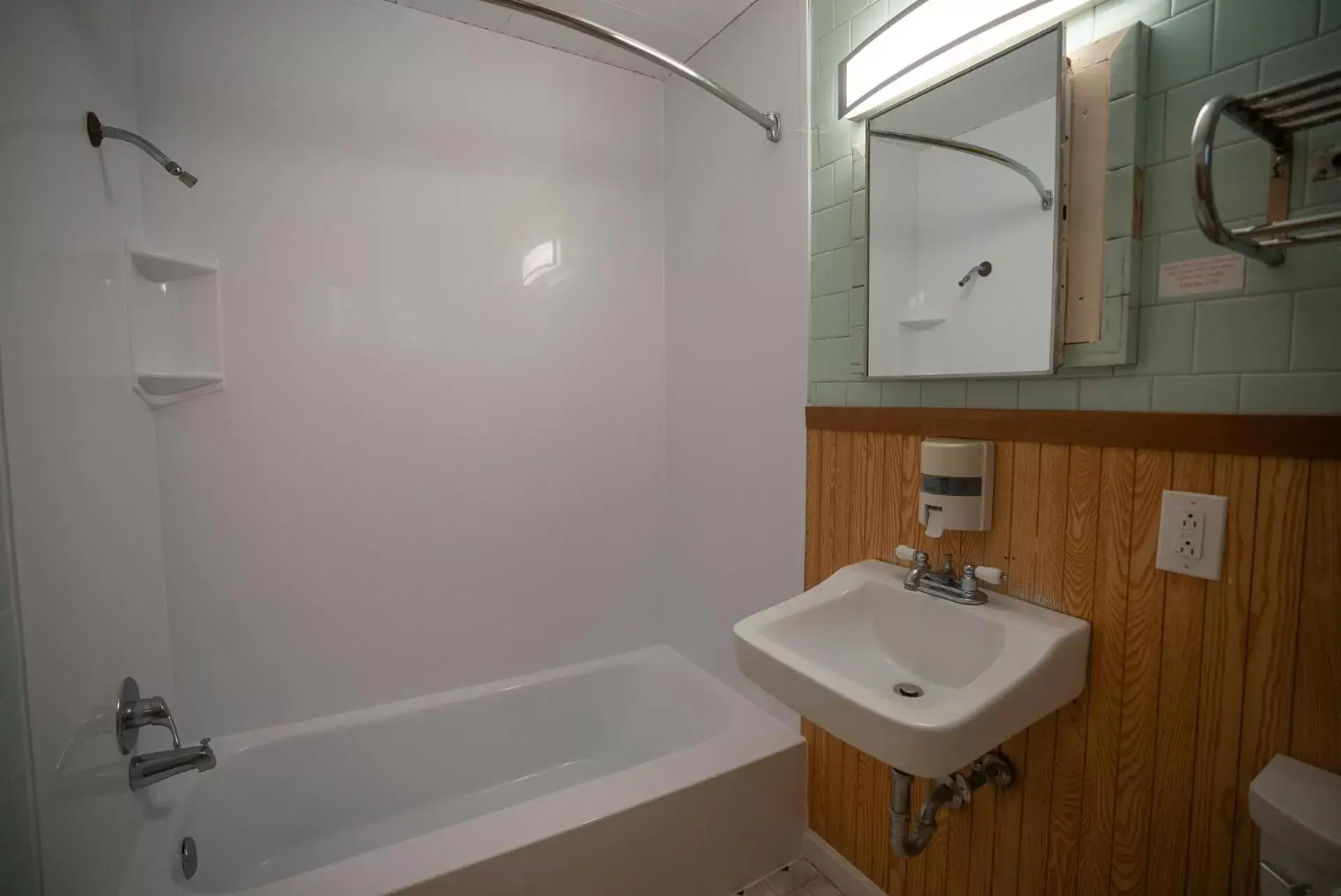 Bathroom in Bingham Motor Inn