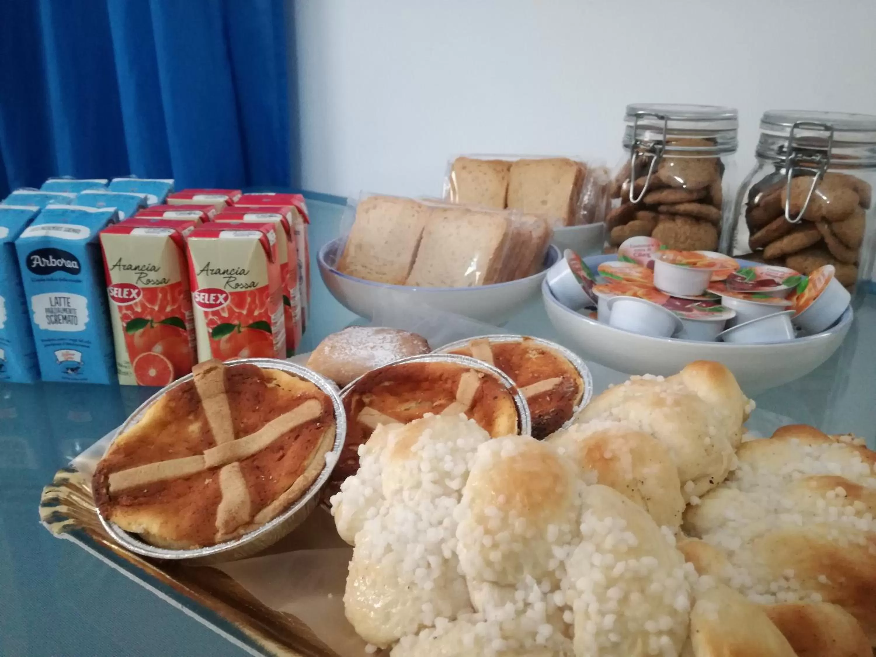 Breakfast in B&B Villa Mediterranea with parking space