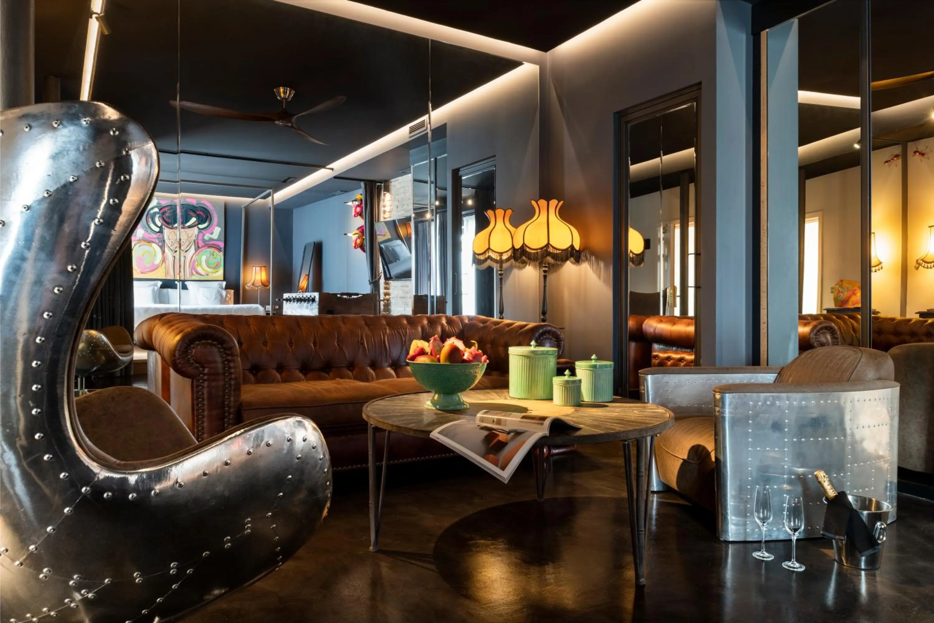 Photo of the whole room in Hotel Lobby