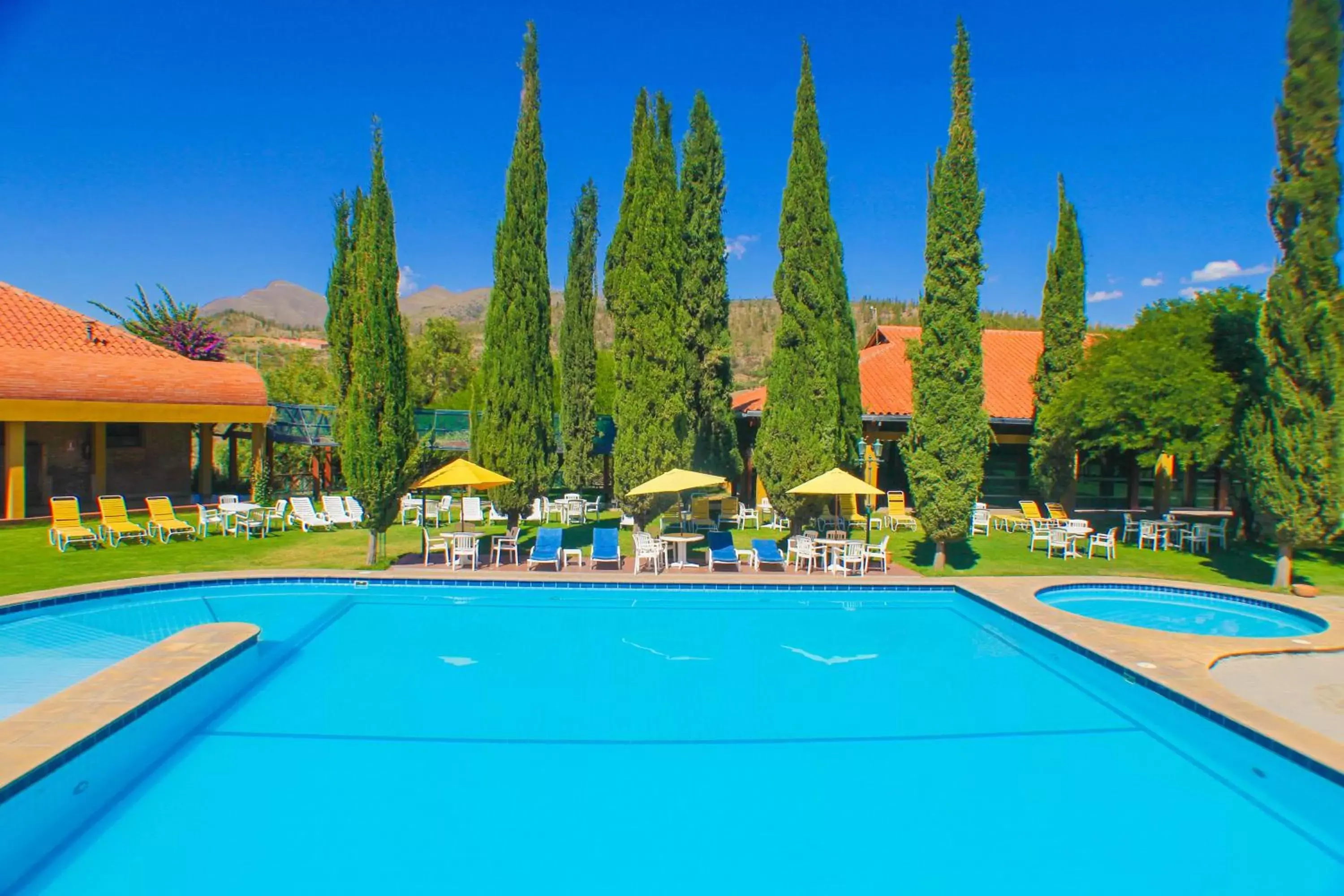 Patio, Swimming Pool in Hotel Los Parrales
