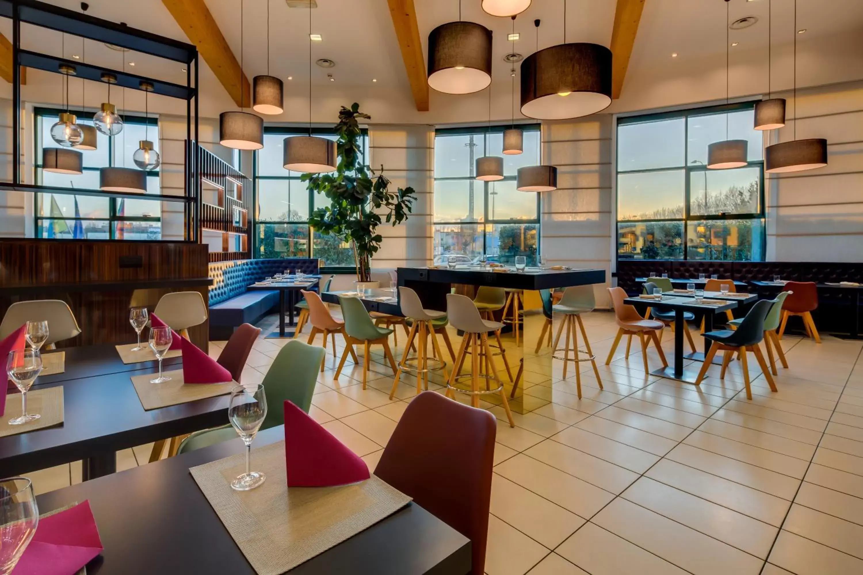 Lounge or bar, Restaurant/Places to Eat in Holiday Inn Bologna - Fiera, an IHG Hotel