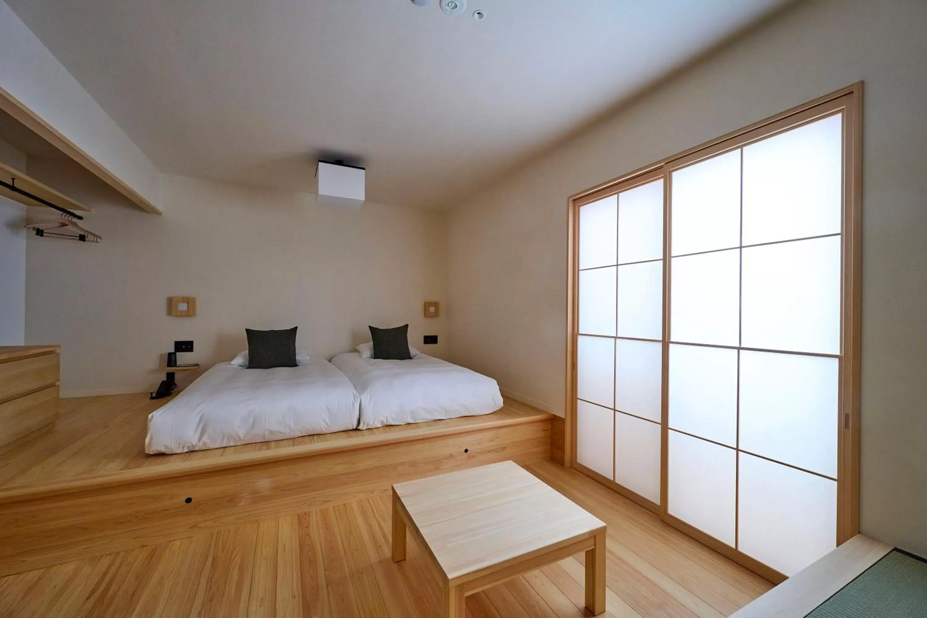 Photo of the whole room, Bed in yubune