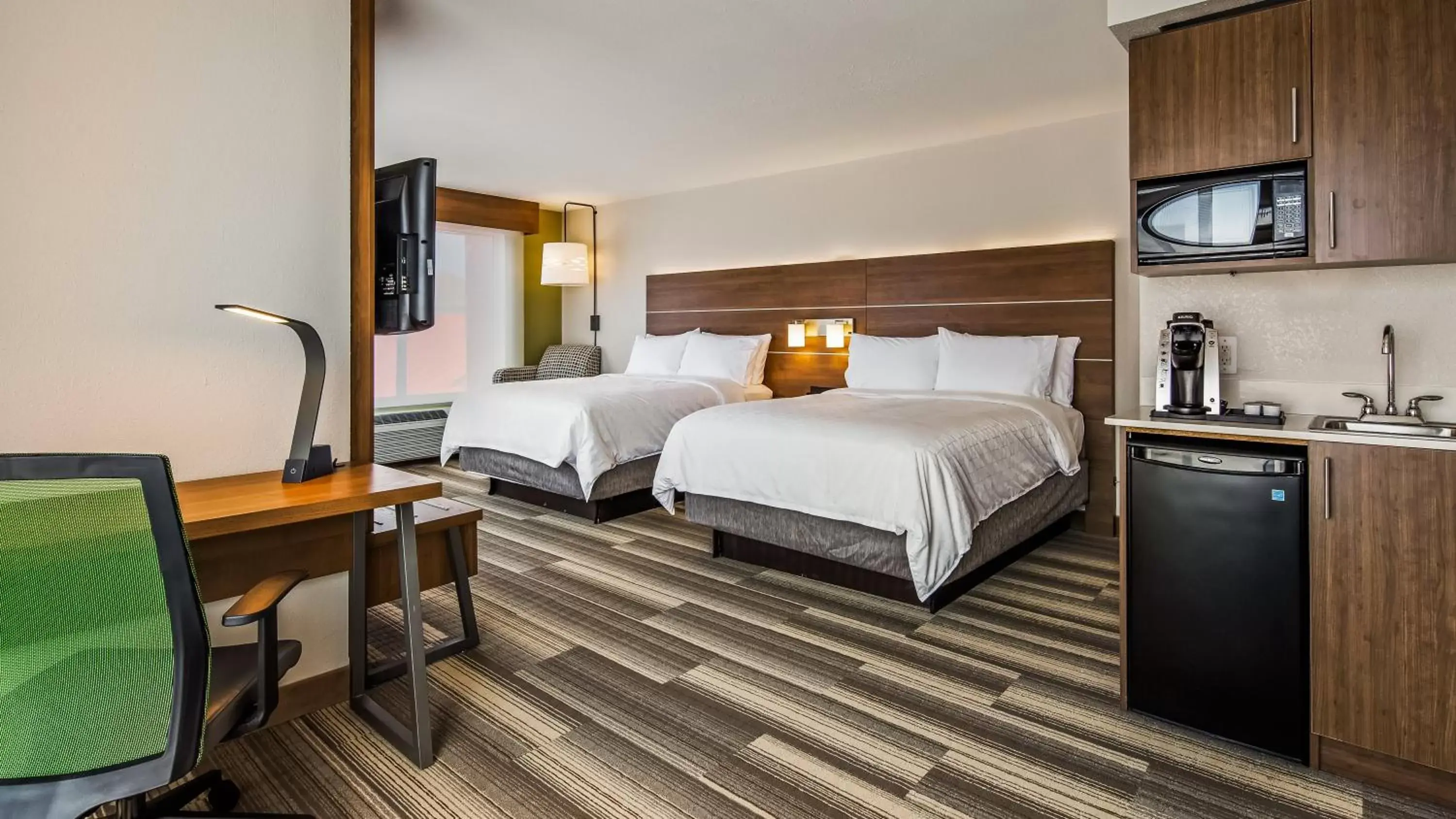 Bedroom, Bed in Holiday Inn Express Hotel & Suites Detroit - Farmington Hills, an IHG Hotel