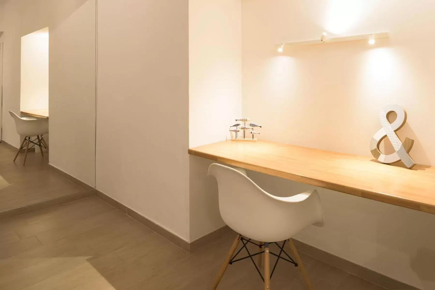 Seating area, Kitchen/Kitchenette in Hotel Arcadia