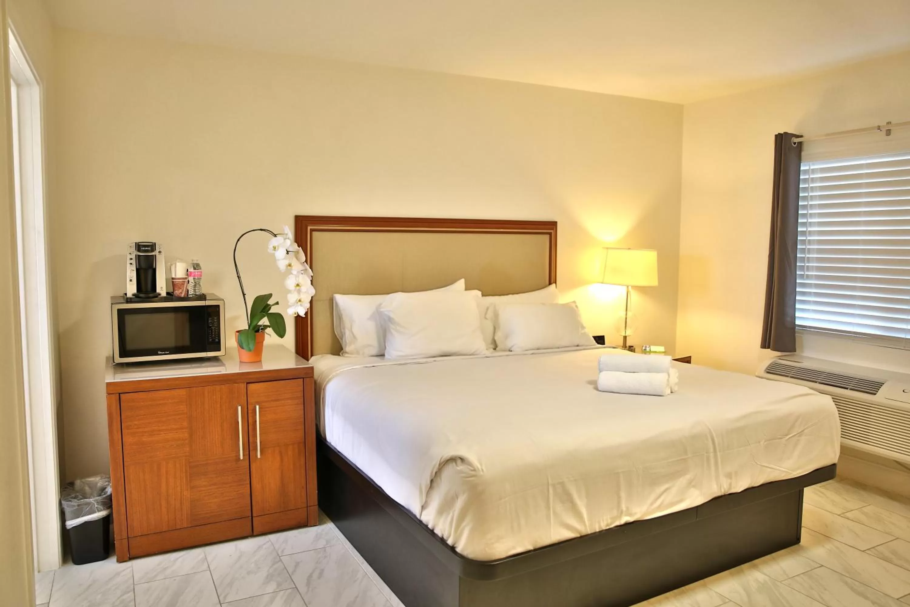 Coffee/tea facilities, Bed in Travelodge by Wyndham Crescent City