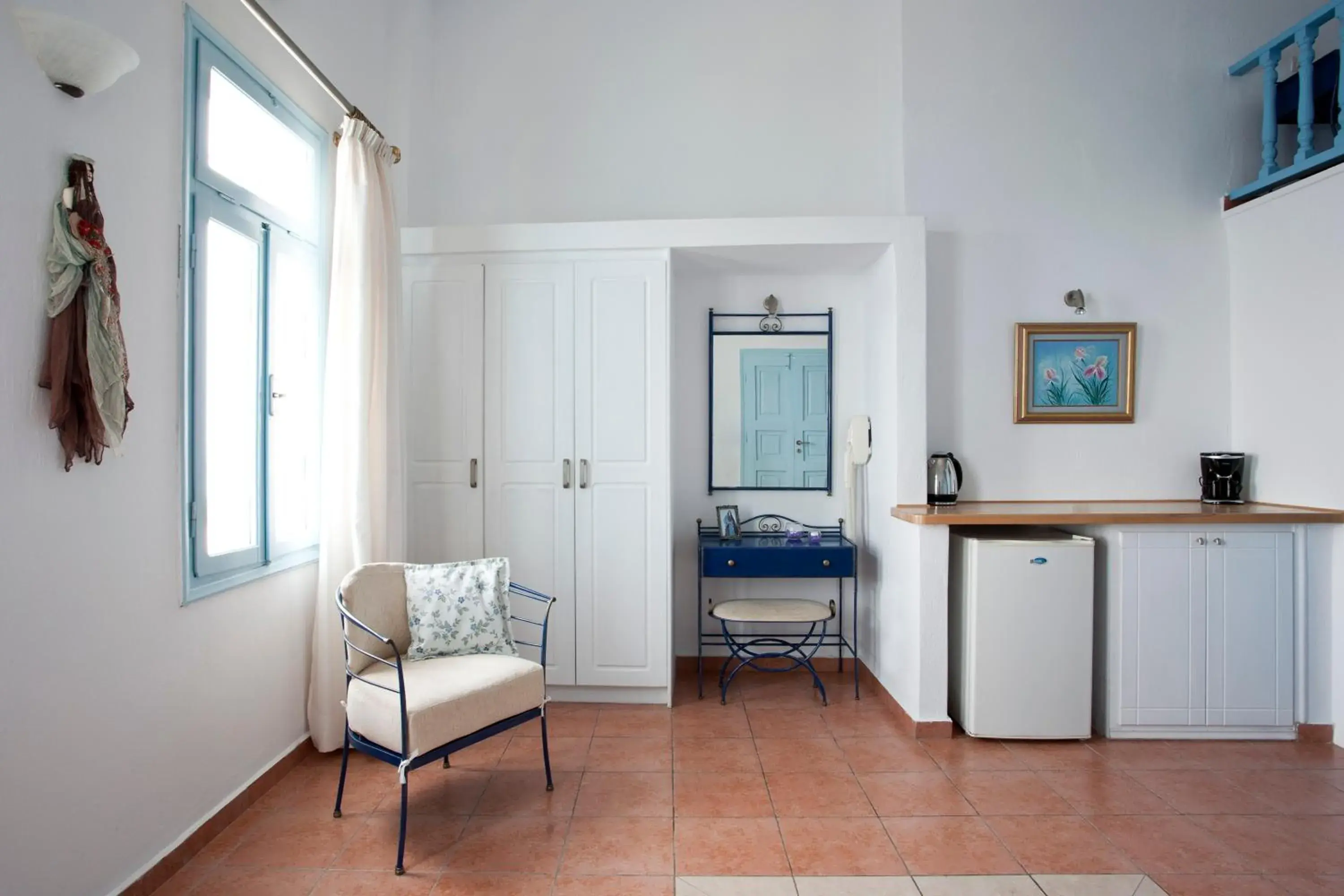 Kitchen or kitchenette, Seating Area in Kastro Suites