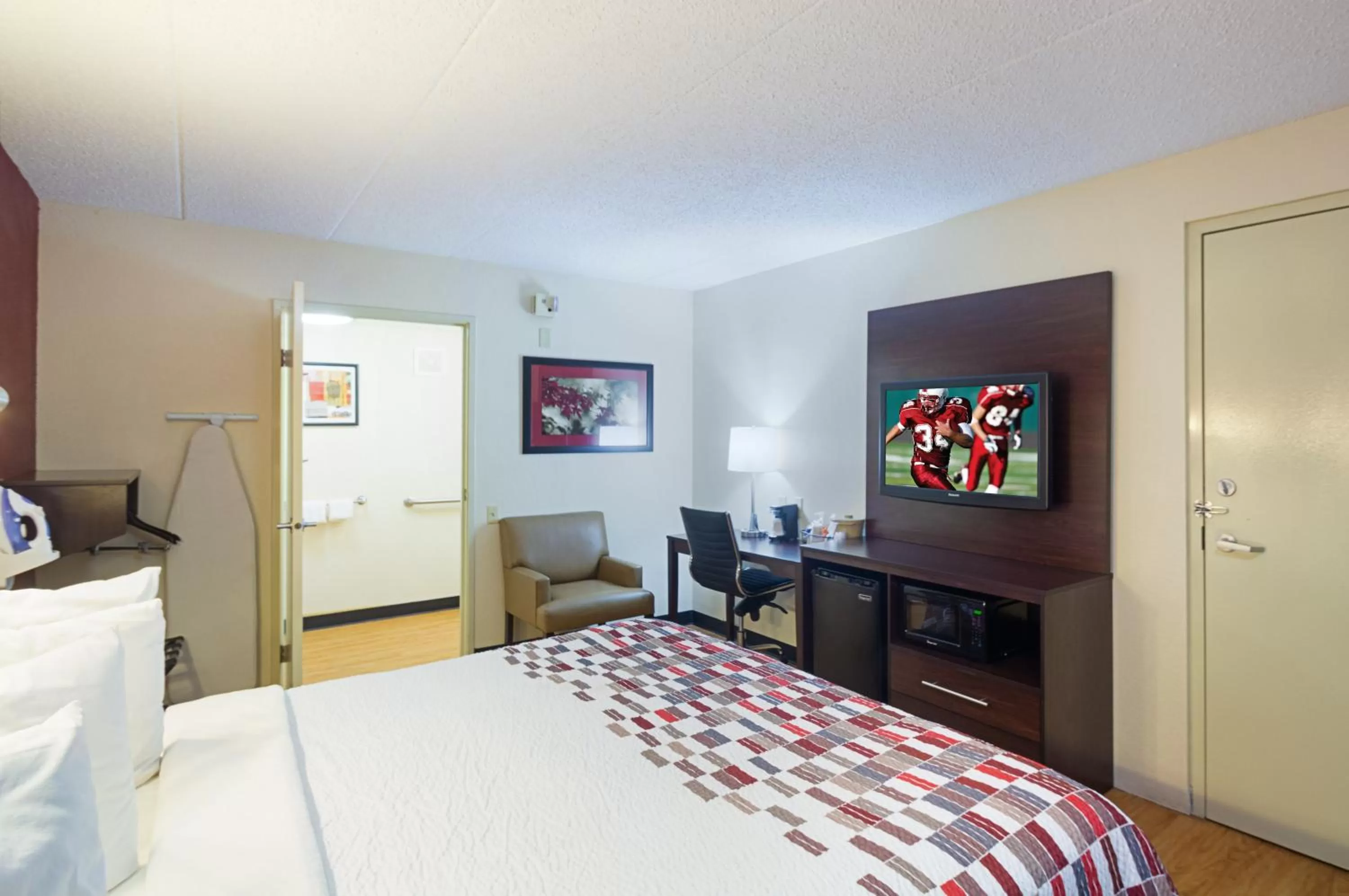 Photo of the whole room, Bed in Red Roof Inn Madison, WI