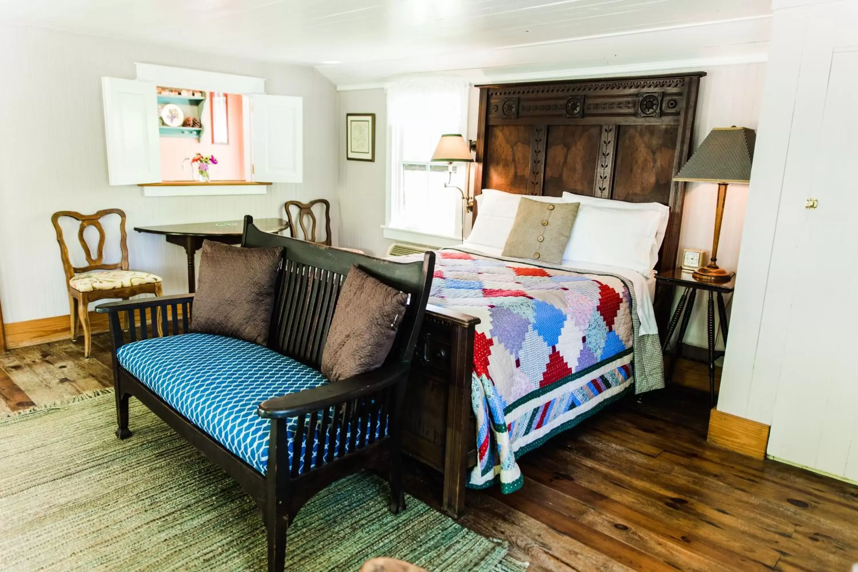 Bed, Seating Area in Roanoke Island Inn