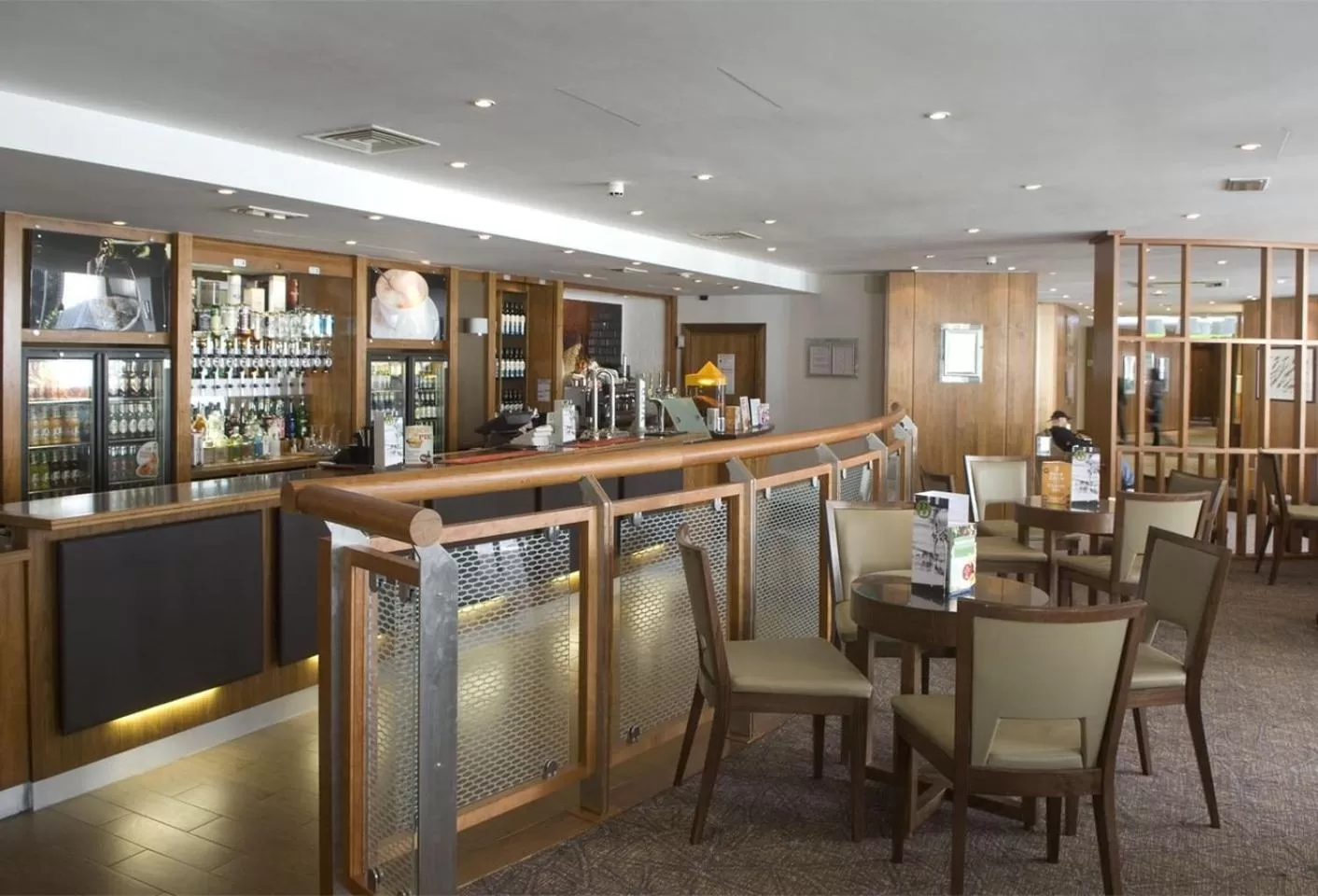 Lounge or bar in Holiday Inn London-Shepperton by IHG