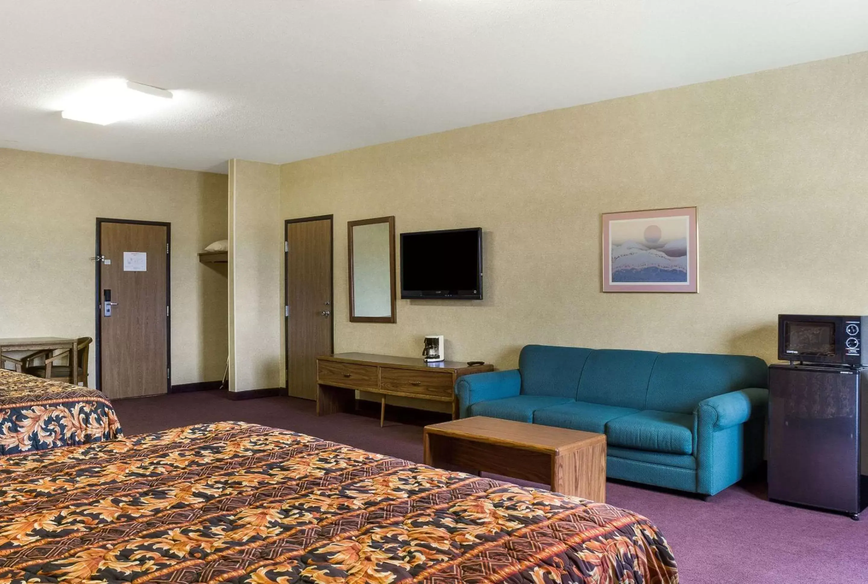 Photo of the whole room, TV/Entertainment Center in Rodeway Inn Wahpeton