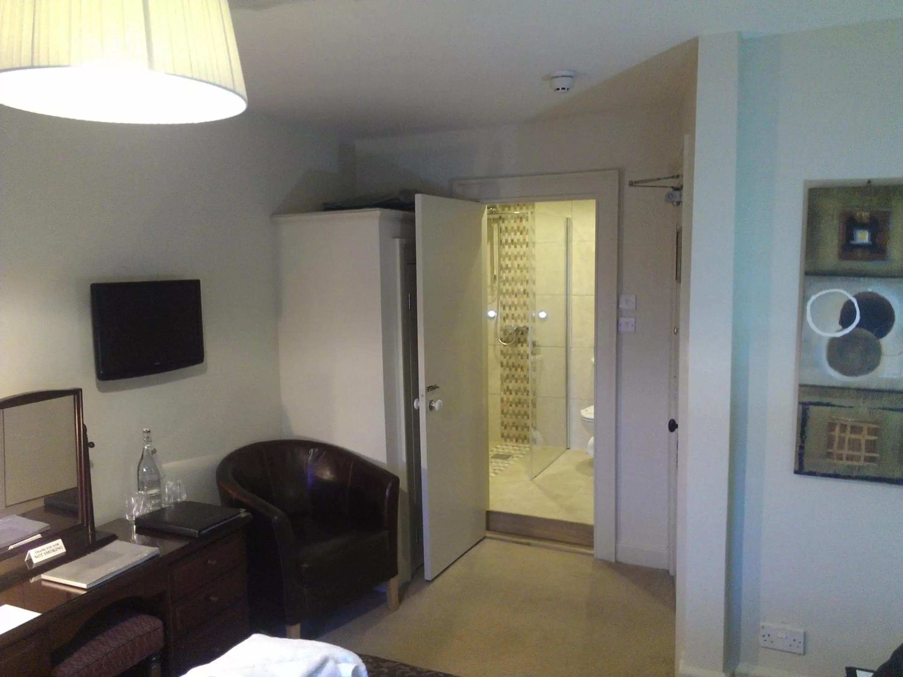 Bedroom, TV/Entertainment Center in The Kings Head Hotel