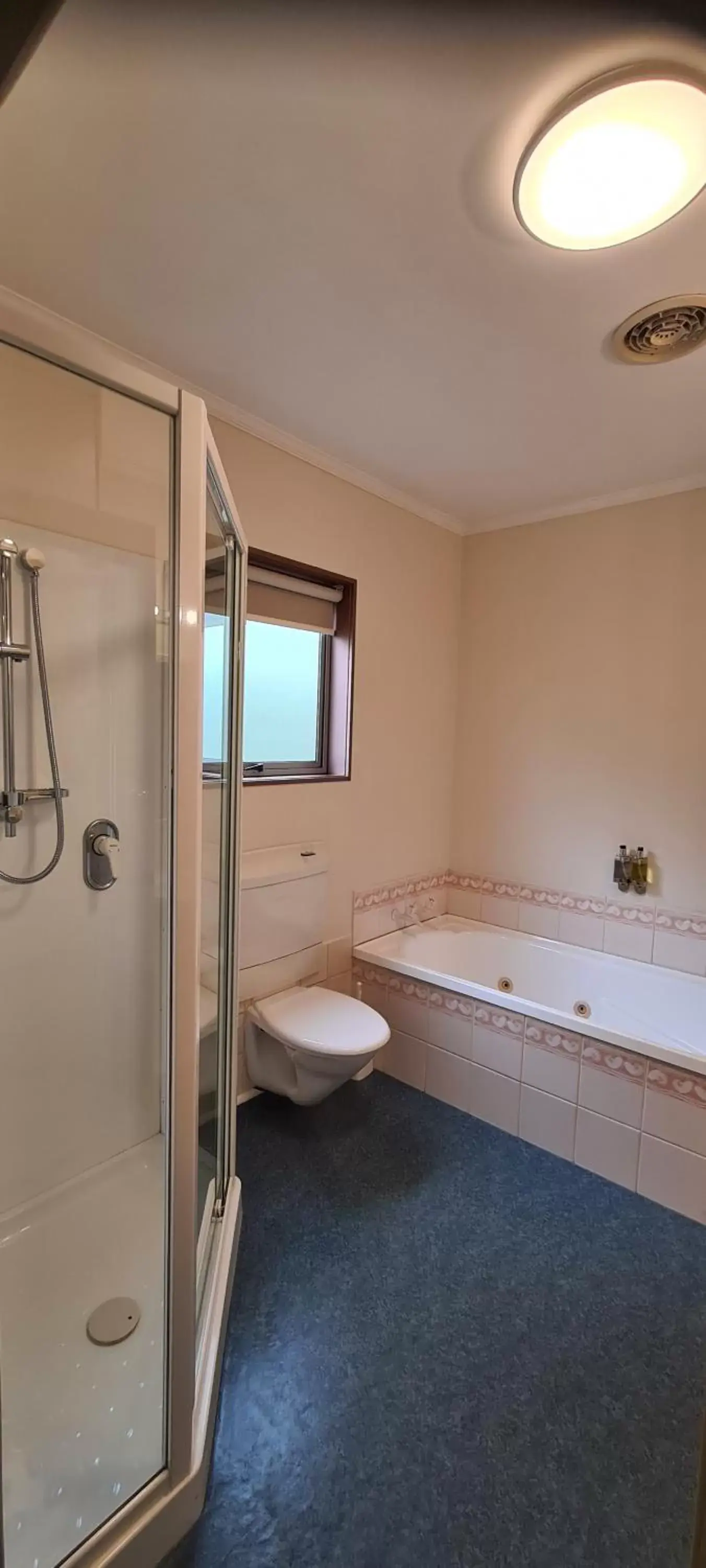 Bathroom in Parklands Motor Lodge