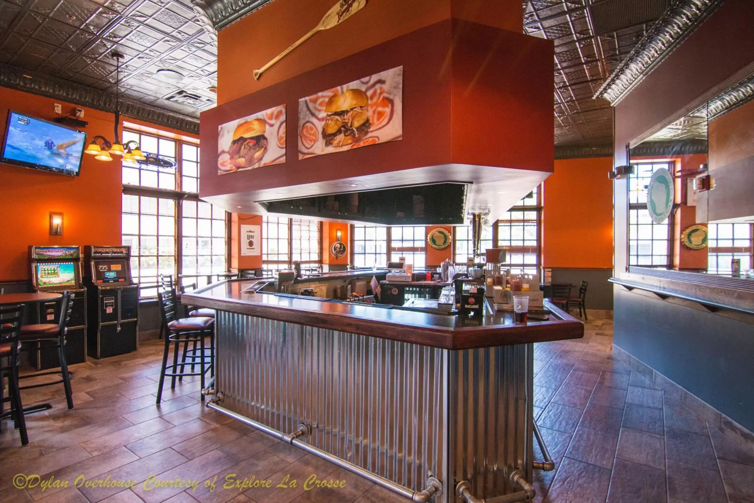 Lounge or bar, Restaurant/Places to Eat in Holiday Inn & Suites Downtown La Crosse, an IHG Hotel