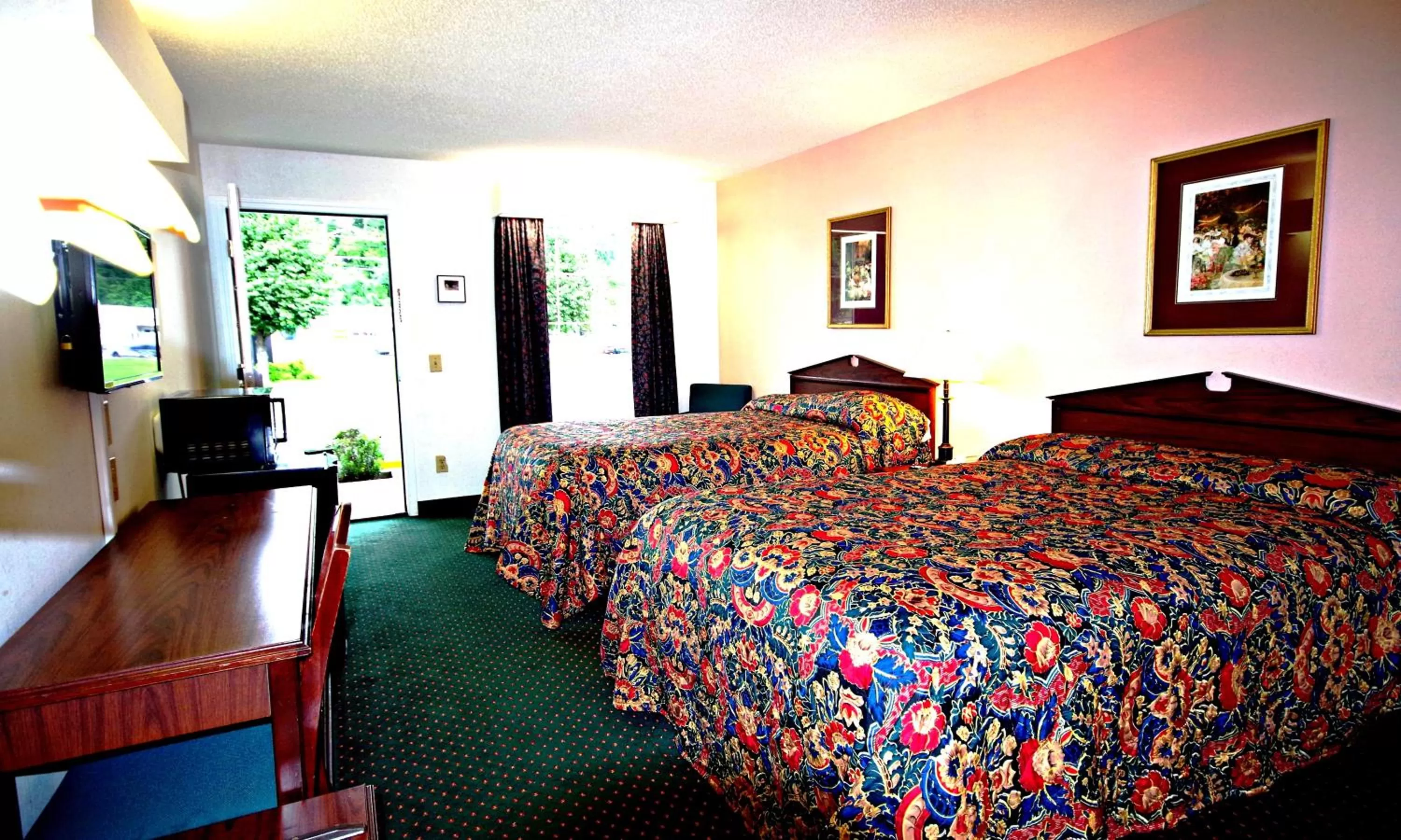 Bed in American Motel - Lenoir