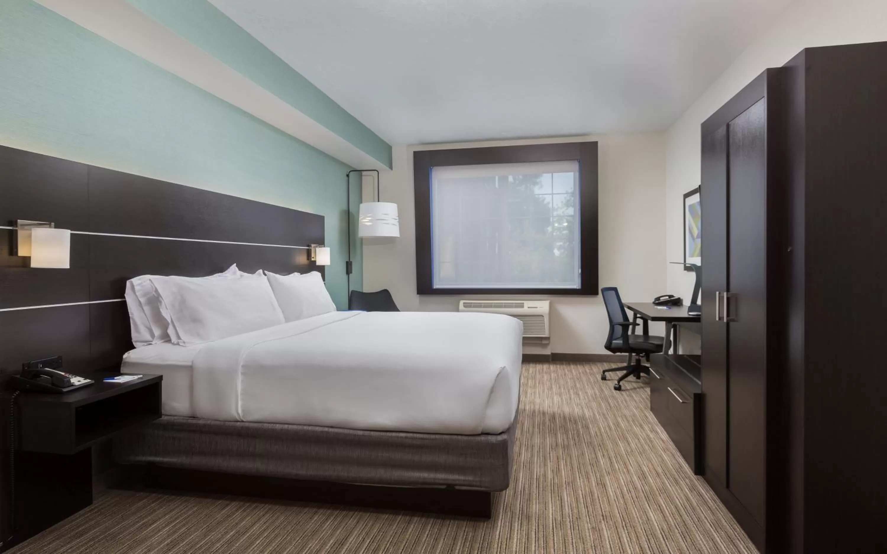 Photo of the whole room, Bed in Holiday Inn Express Hotel & Suites Eugene Downtown - University by IHG