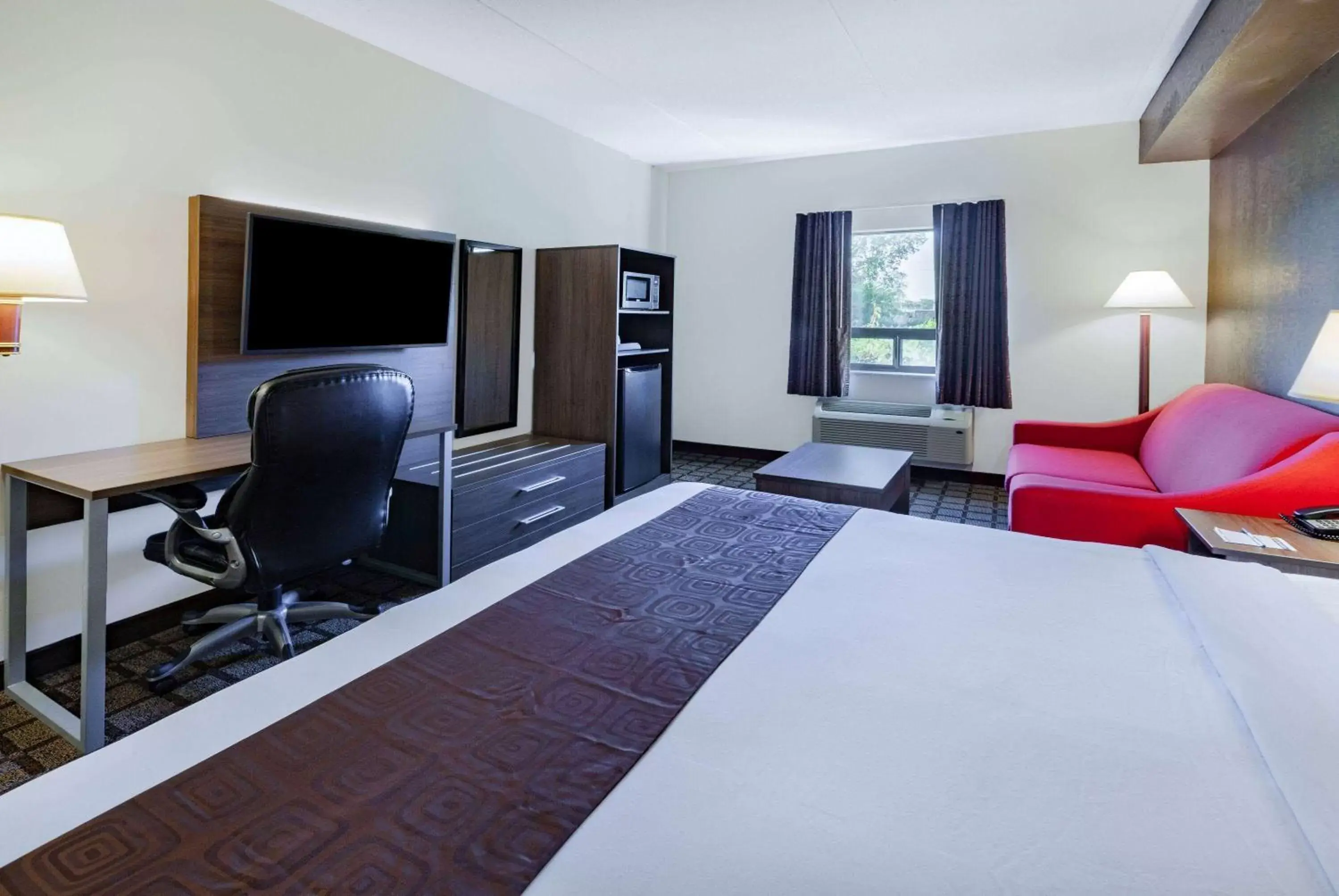 Photo of the whole room, TV/Entertainment Center in Super 8 by Wyndham Ambassador Bridge Windsor ON