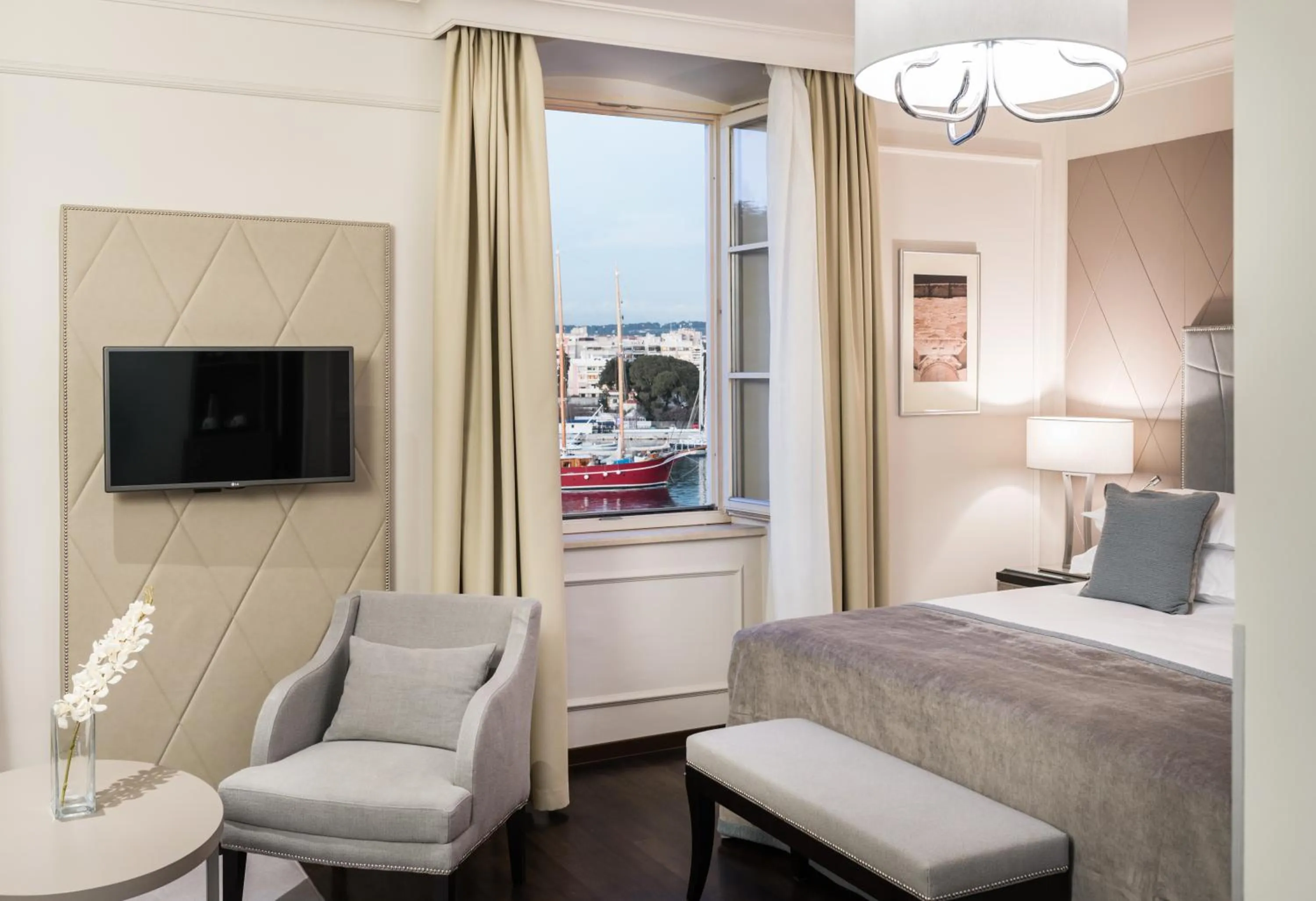 Coffee/tea facilities, Bed in Bastion Heritage Hotel