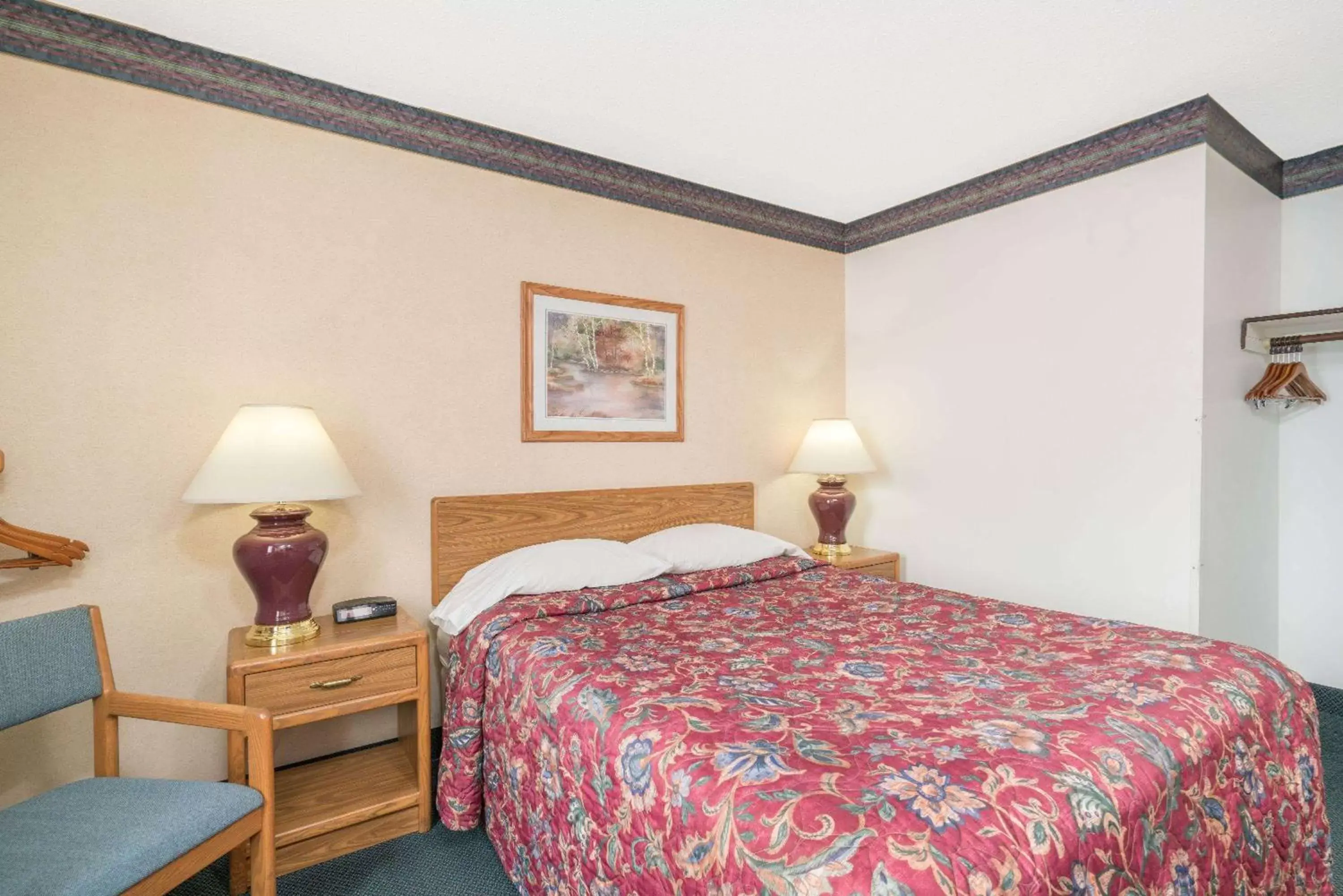 Photo of the whole room, Bed in Super 8 by Wyndham Superior WI