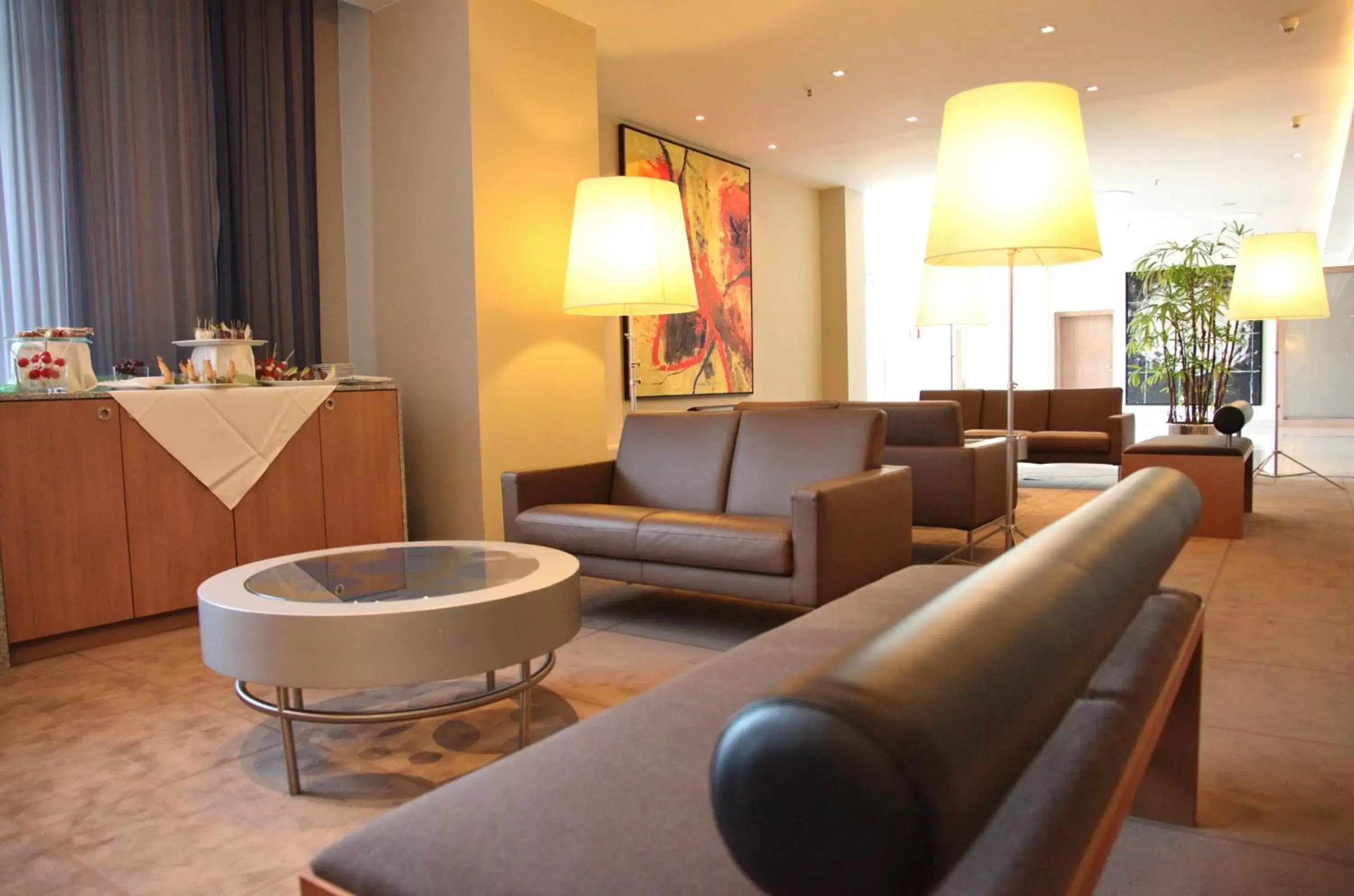 Meeting/conference room in Holiday Inn Hamburg, an IHG Hotel