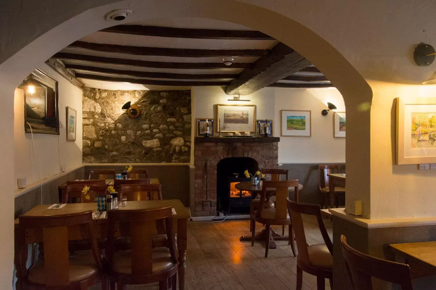 Restaurant/Places to Eat in The Crown Aldbourne