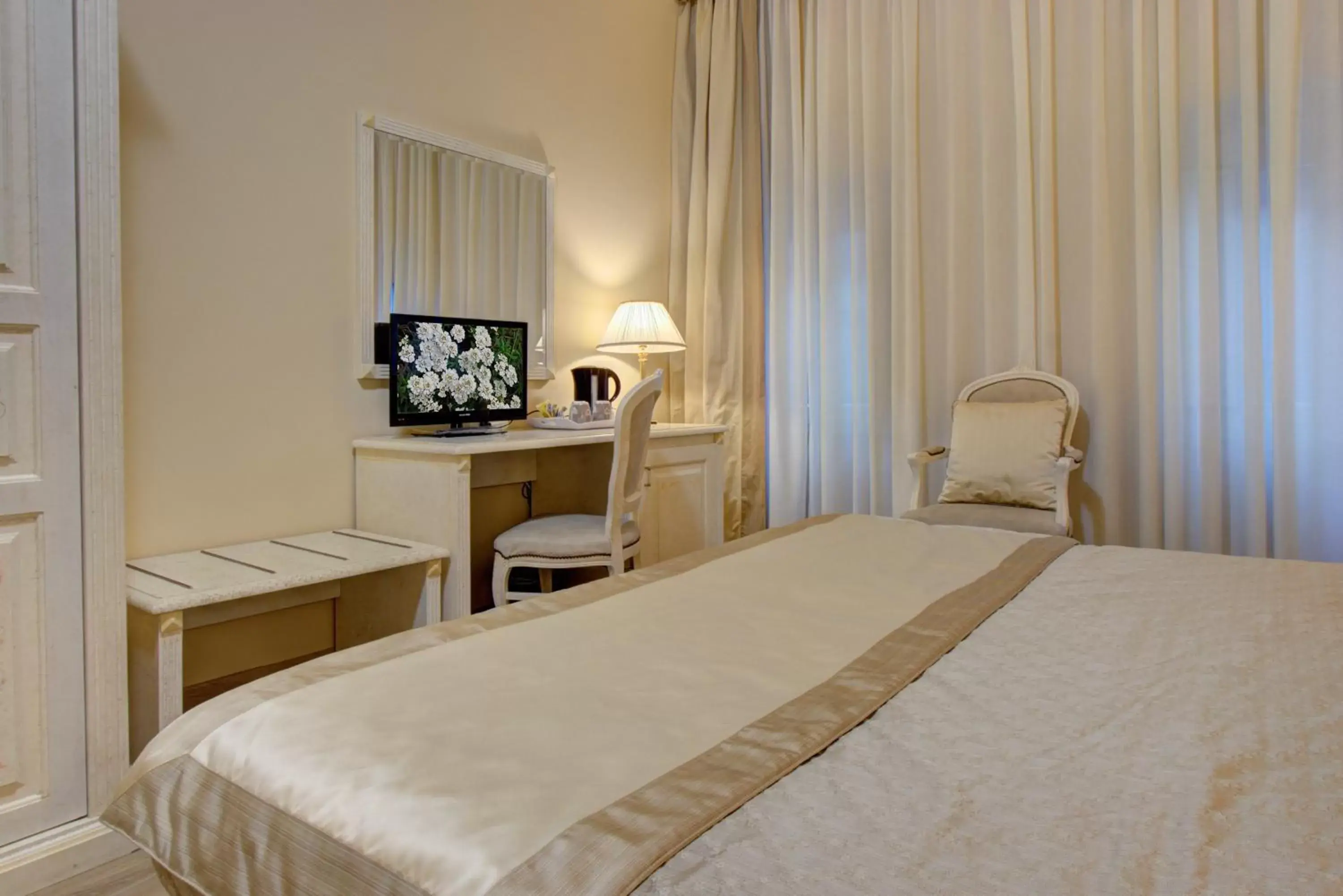 Bedroom, Bed in Hotel La Locanda