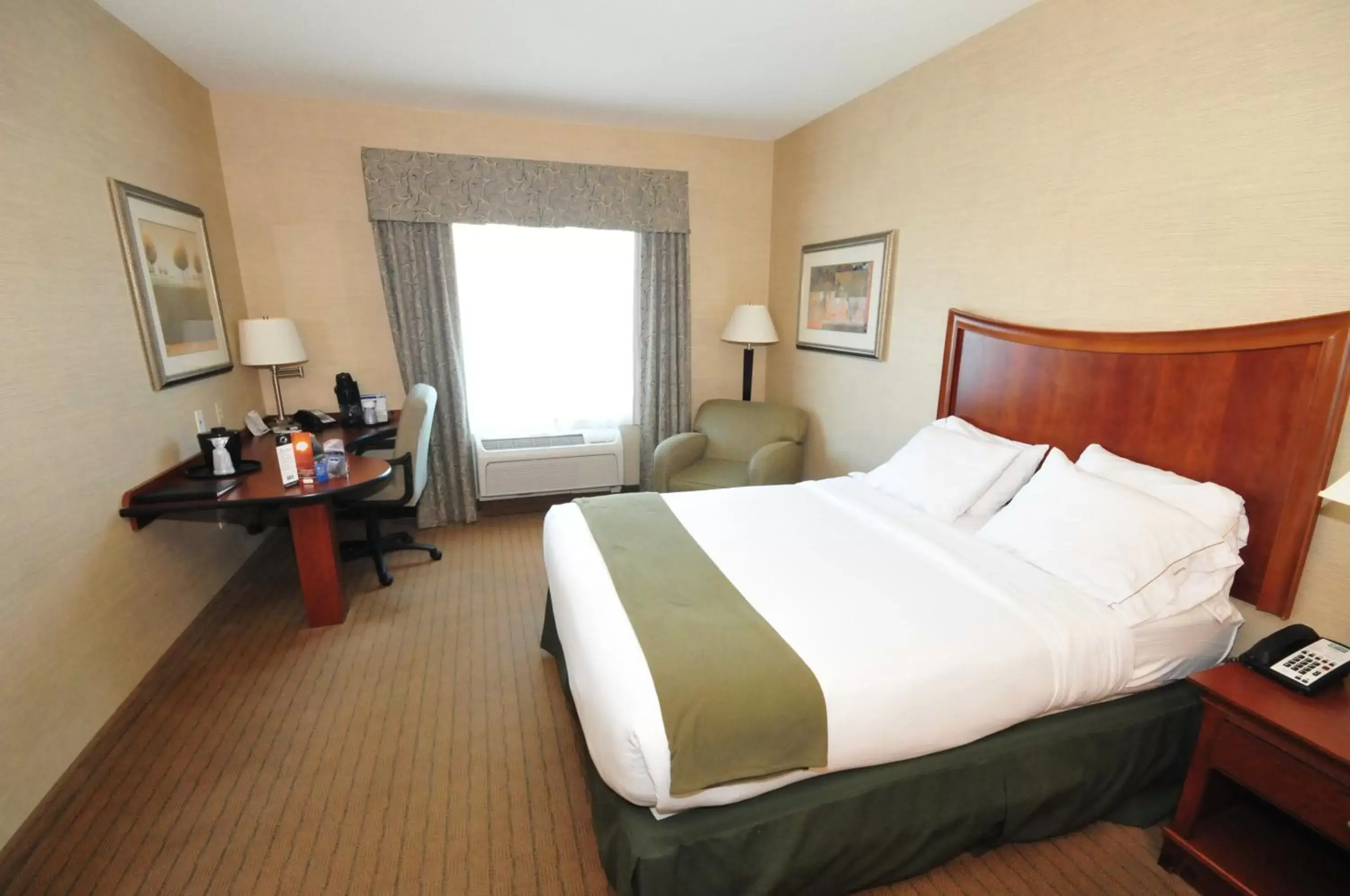 Bedroom, Bed in Holiday Inn Express Hotel & Suites Urbana-Champaign-U of I Area, an IHG Hotel