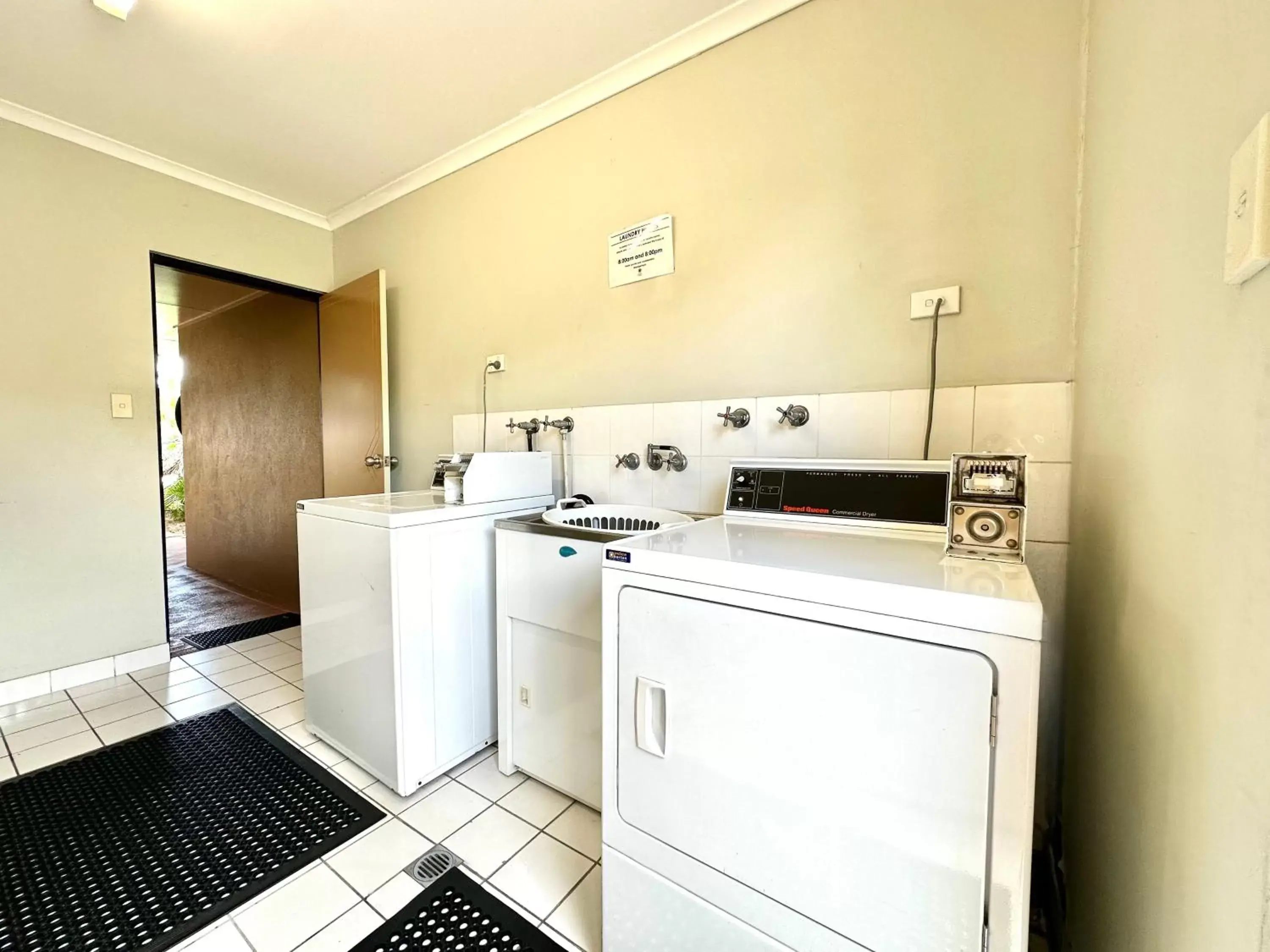 laundry, Kitchen/Kitchenette in Mackay Resort Motel