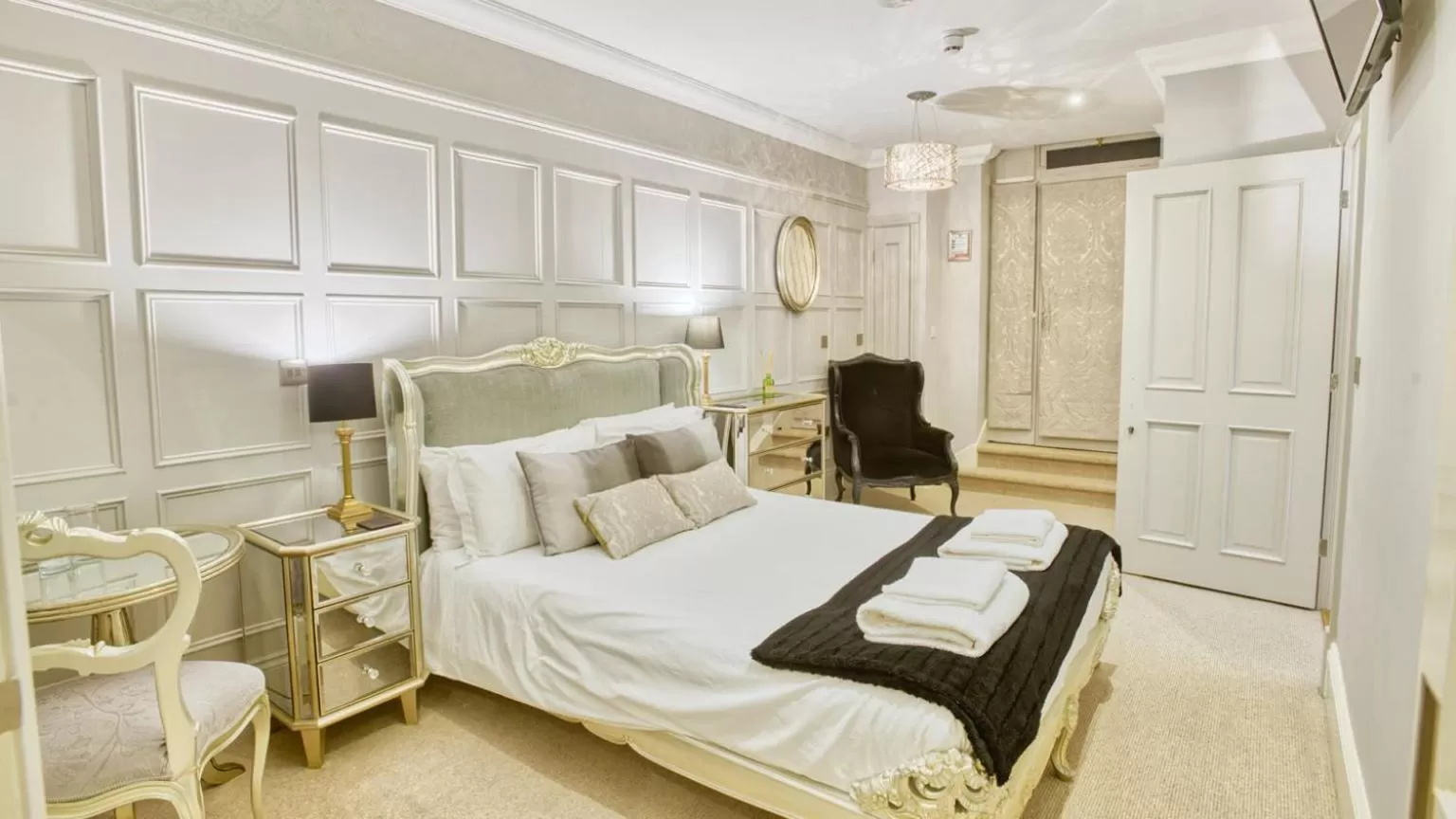 Bedroom, Bed in The Rest Hotel